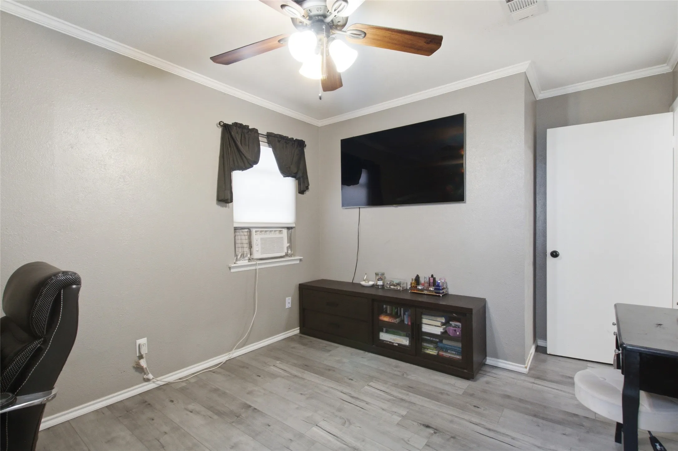 Single Family Residence For Sale in Tarrant County , 1010 Denton Drive, Euless, Texas 76039, 3 Bedroom, 1 Bathroom, Garage spaces, 950 Sqft, built in 1958, mls#21352912, Real Estate Agent in Euless, Homes For Sale in Tarrant county, Homes For Sale in Euless, Realtor in Euless Texas, Real Estate Brokerage Independent Realty Texas, Luminita Cordes Realtor