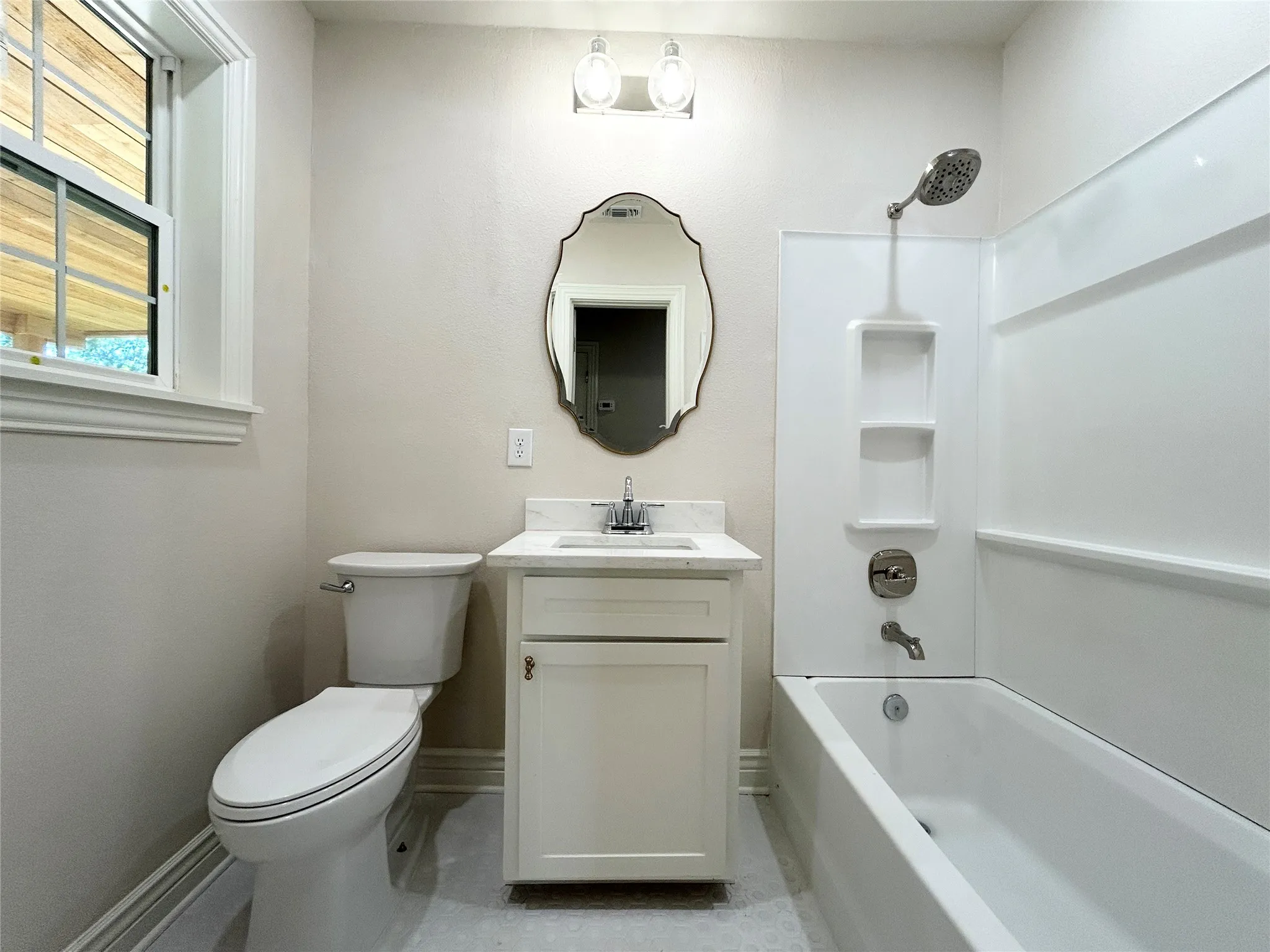 Guest bathroom with full shower/tub combo