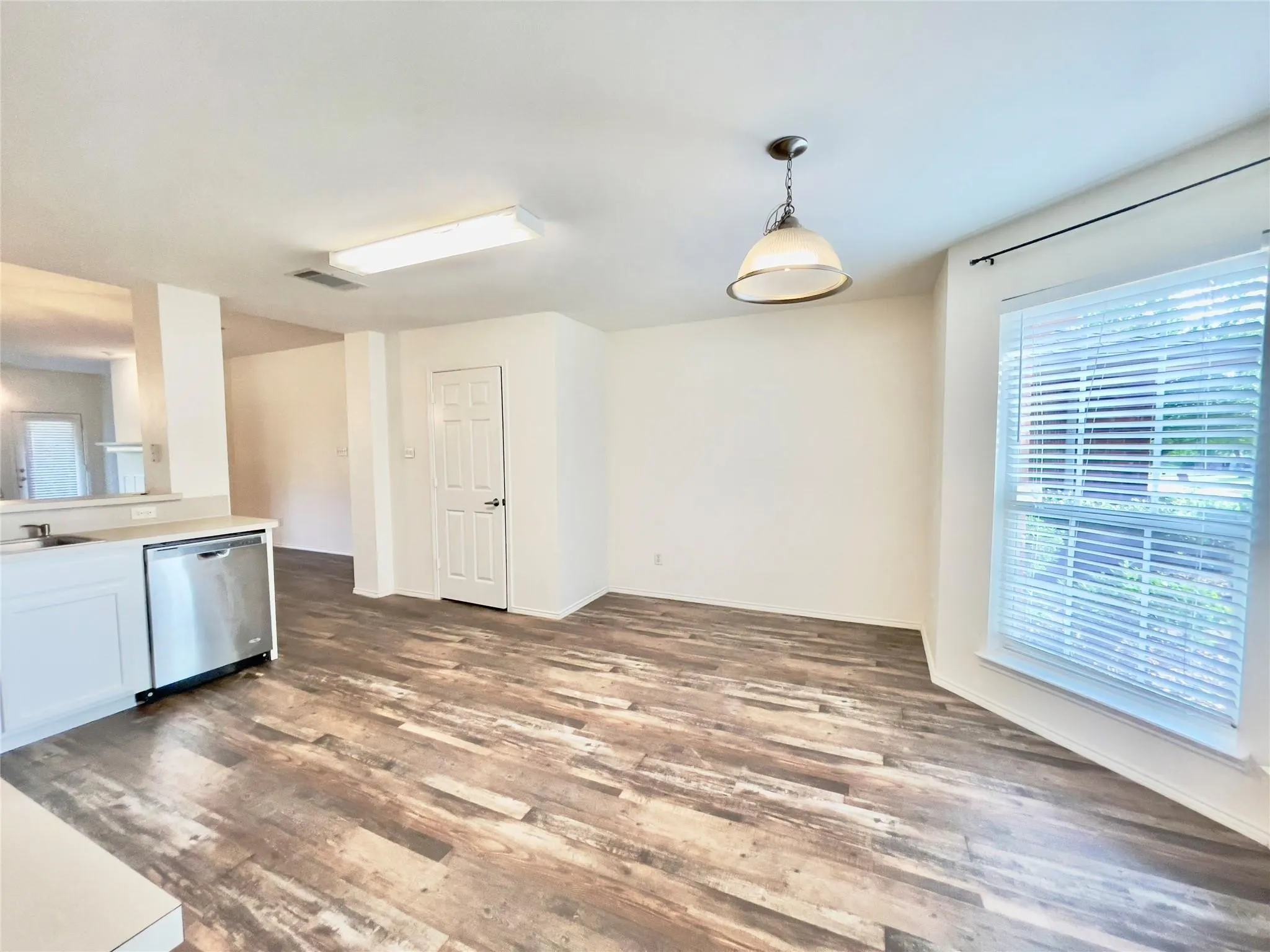 Single Family Residence For Sale in Denton County , 9117 Bastille Way, Frisco, Texas 75033, 3 Bedroom, 2 Bathroom, 2 Garage spaces, 1,919 Sqft, built in 2002, mls#21353156, Real Estate Agent in Frisco, Homes For Sale in Denton county, Homes For Sale in Frisco, Realtor in Frisco Texas, Real Estate Brokerage Independent Realty Texas, Luminita Cordes Realtor
