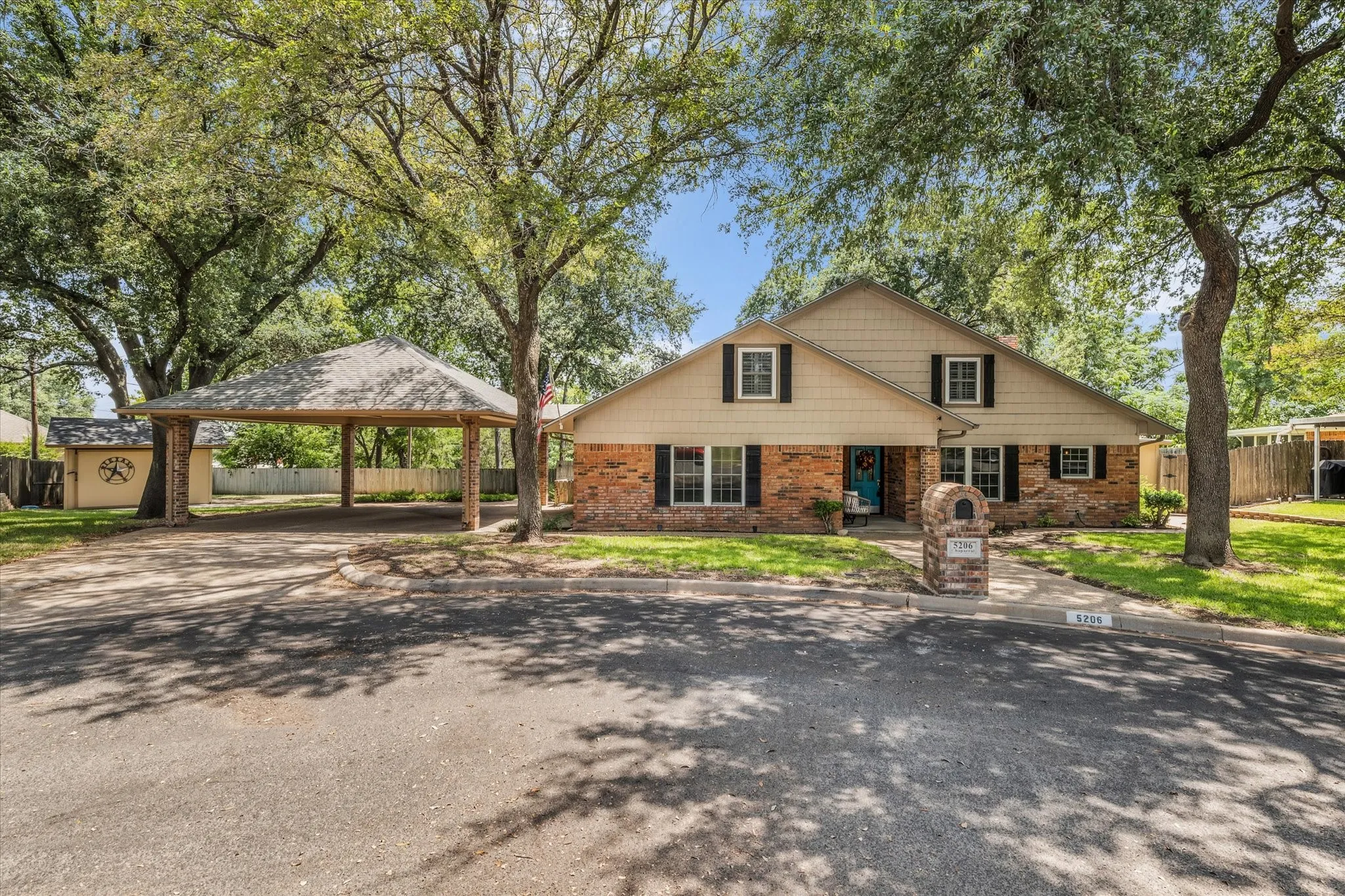 Single Family Residence For Sale in Mc Lennan County , 5206 Chaparral Drive, Waco, Texas 76710, 4 Bedrooms, 3 Bathrooms, Garage spaces, 2,701 Sqft, built in 1976, Price $444,500, mls#21345146, Real Estate Agent in Waco, Homes For Sale in Mc Lennan county, Homes For Sale in Waco, Realtor in Waco Texas, Real Estate Brokerage Independent Realty Texas, Luminita Cordes Realtor