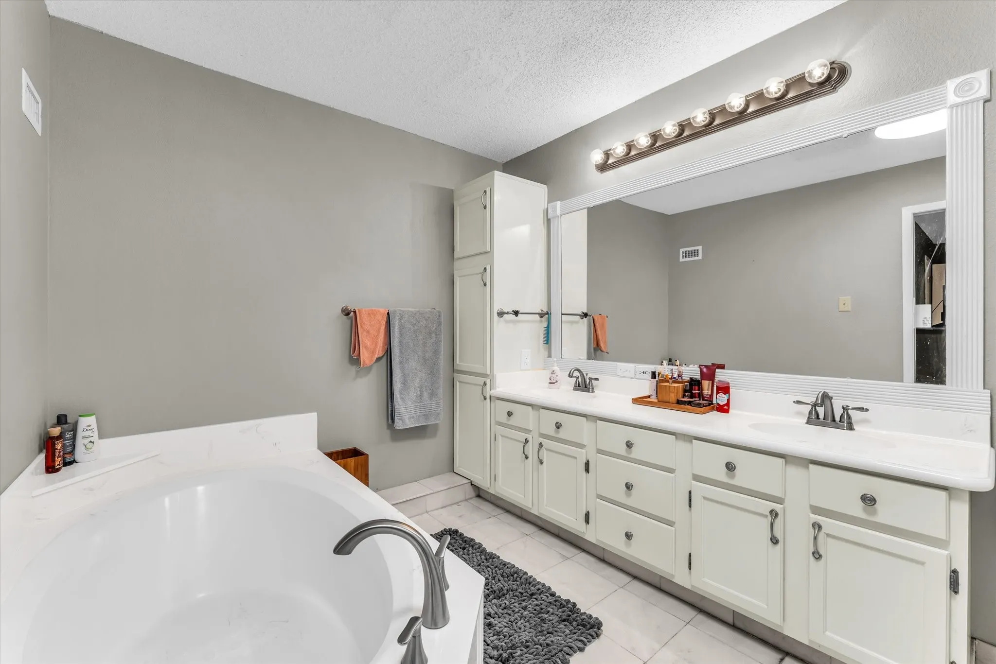 Single Family Residence For Sale in Mc Lennan County , 5206 Chaparral Drive, Waco, Texas 76710, 4 Bedrooms, 3 Bathrooms, Garage spaces, 2,701 Sqft, built in 1976, Price $444,500, mls#21345146, Real Estate Agent in Waco, Homes For Sale in Mc Lennan county, Homes For Sale in Waco, Realtor in Waco Texas, Real Estate Brokerage Independent Realty Texas, Luminita Cordes Realtor