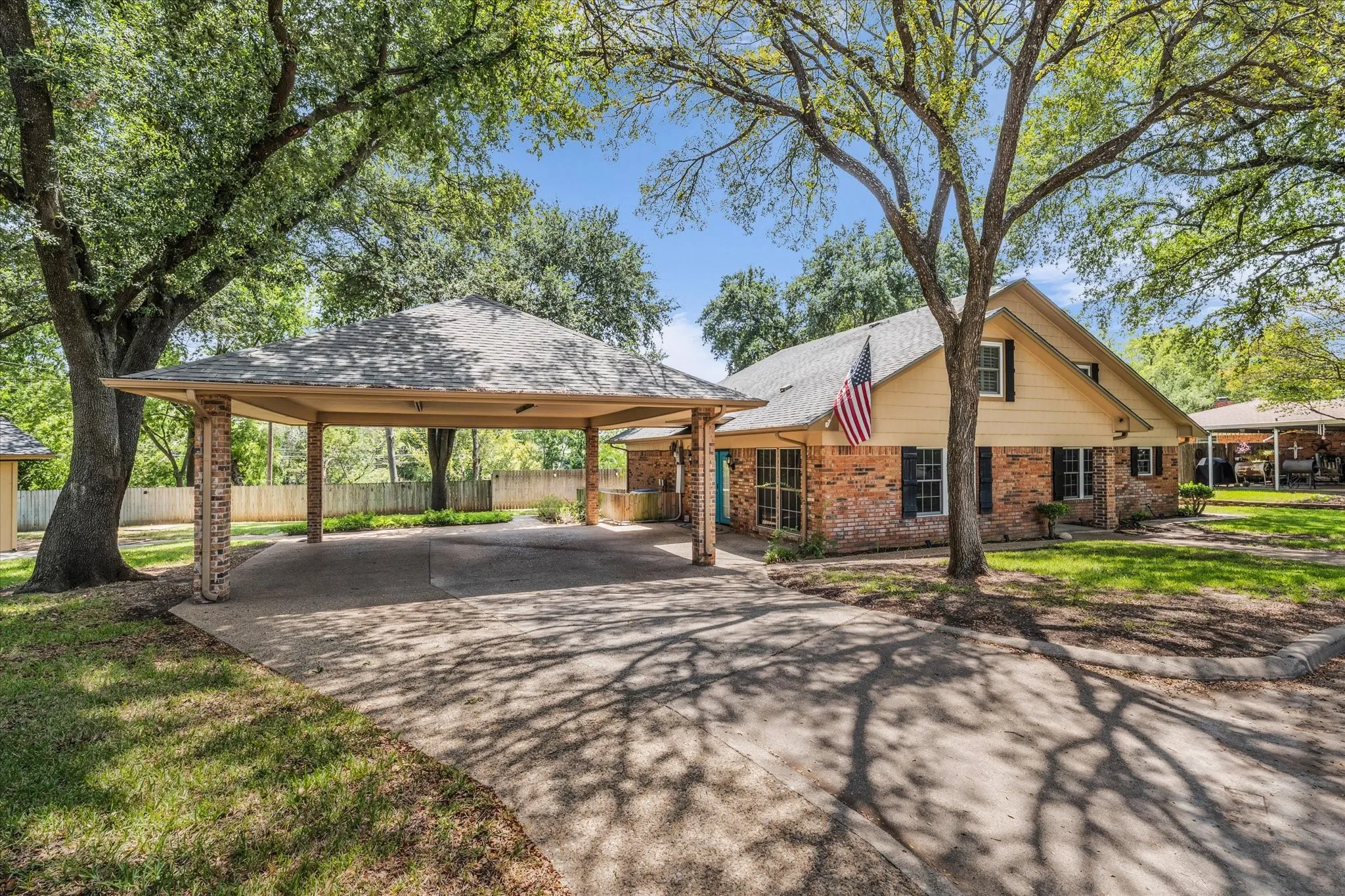 Single Family Residence For Sale in Mc Lennan County , 5206 Chaparral Drive, Waco, Texas 76710, 4 Bedrooms, 3 Bathrooms, Garage spaces, 2,701 Sqft, built in 1976, Price $444,500, mls#21345146, Real Estate Agent in Waco, Homes For Sale in Mc Lennan county, Homes For Sale in Waco, Realtor in Waco Texas, Real Estate Brokerage Independent Realty Texas, Luminita Cordes Realtor