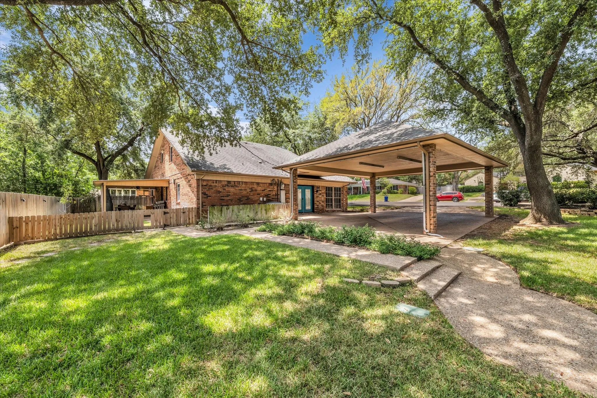 Single Family Residence For Sale in Mc Lennan County , 5206 Chaparral Drive, Waco, Texas 76710, 4 Bedrooms, 3 Bathrooms, Garage spaces, 2,701 Sqft, built in 1976, Price $444,500, mls#21345146, Real Estate Agent in Waco, Homes For Sale in Mc Lennan county, Homes For Sale in Waco, Realtor in Waco Texas, Real Estate Brokerage Independent Realty Texas, Luminita Cordes Realtor