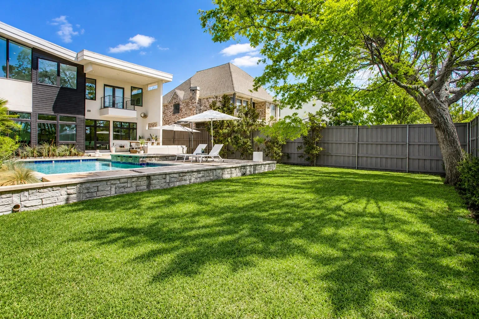 Single Family Residence For Sale in Dallas County , 2215 Madera Street, Dallas, Texas 75206, 3 Bedroom, 3 Bathroom, 2 Garage spaces, 2,738 Sqft, built in 2016, mls#21347105, Real Estate Agent in Dallas, Homes For Sale in Dallas county, Homes For Sale in Dallas, Realtor in Dallas Texas, Real Estate Brokerage Independent Realty Texas, Luminita Cordes Realtor