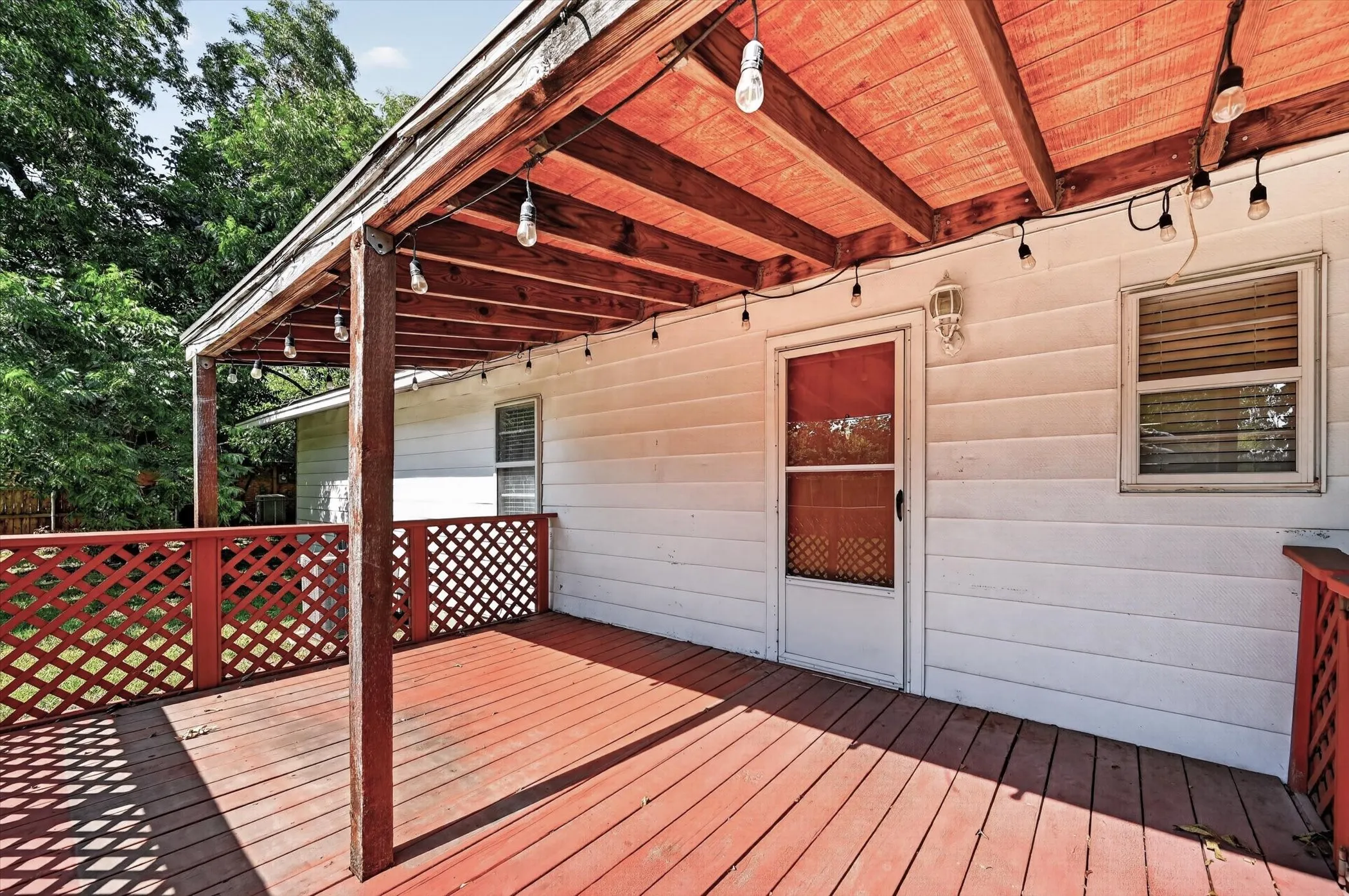 Single Family Residence For Sale in Denton County , 108 S Lakeview Drive, Lake Dallas, Texas 75065, 3 Bedroom, 1 Bathroom, 1 Garage spaces, 1,008 Sqft, built in 1973, mls#21353144, Real Estate Agent in Lake Dallas, Homes For Sale in Denton county, Homes For Sale in Lake Dallas, Realtor in Lake Dallas Texas, Real Estate Brokerage Independent Realty Texas, Luminita Cordes Realtor