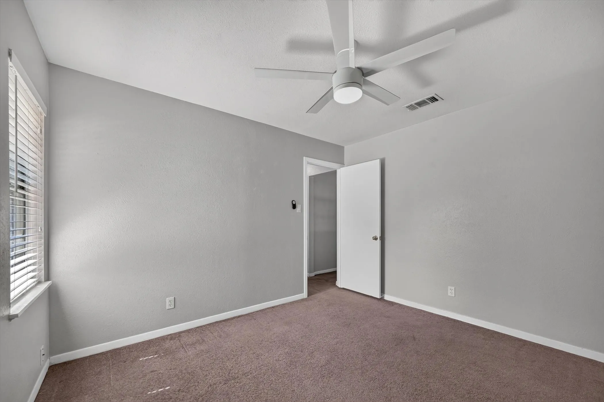 Single Family Residence For Sale in Denton County , 108 S Lakeview Drive, Lake Dallas, Texas 75065, 3 Bedroom, 1 Bathroom, 1 Garage spaces, 1,008 Sqft, built in 1973, mls#21353144, Real Estate Agent in Lake Dallas, Homes For Sale in Denton county, Homes For Sale in Lake Dallas, Realtor in Lake Dallas Texas, Real Estate Brokerage Independent Realty Texas, Luminita Cordes Realtor