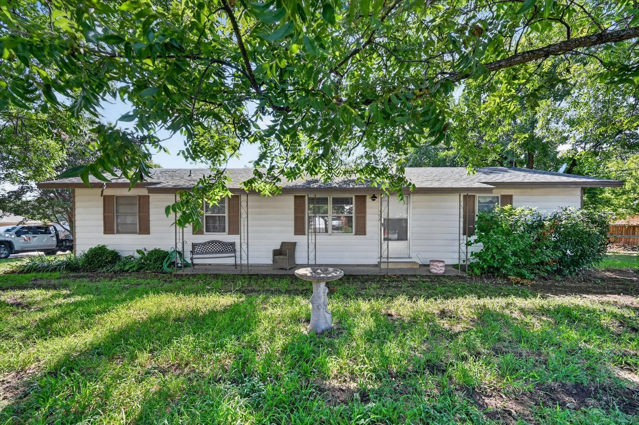 Single Family Residence For Sale in Denton County , 108 S Lakeview Drive, Lake Dallas, Texas 75065, 3 Bedroom, 1 Bathroom, 1 Garage spaces, 1,008 Sqft, built in 1973, mls#21353144, Real Estate Agent in Lake Dallas, Homes For Sale in Denton county, Homes For Sale in Lake Dallas, Realtor in Lake Dallas Texas, Real Estate Brokerage Independent Realty Texas, Luminita Cordes Realtor