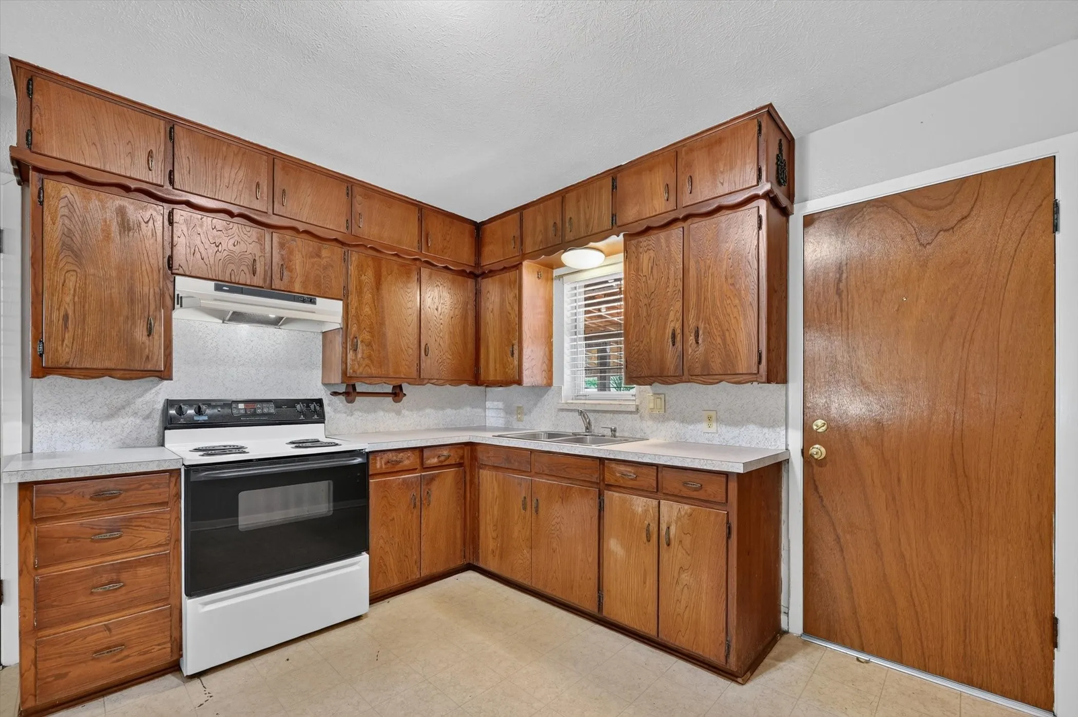 Single Family Residence For Sale in Denton County , 108 S Lakeview Drive, Lake Dallas, Texas 75065, 3 Bedroom, 1 Bathroom, 1 Garage spaces, 1,008 Sqft, built in 1973, mls#21353144, Real Estate Agent in Lake Dallas, Homes For Sale in Denton county, Homes For Sale in Lake Dallas, Realtor in Lake Dallas Texas, Real Estate Brokerage Independent Realty Texas, Luminita Cordes Realtor