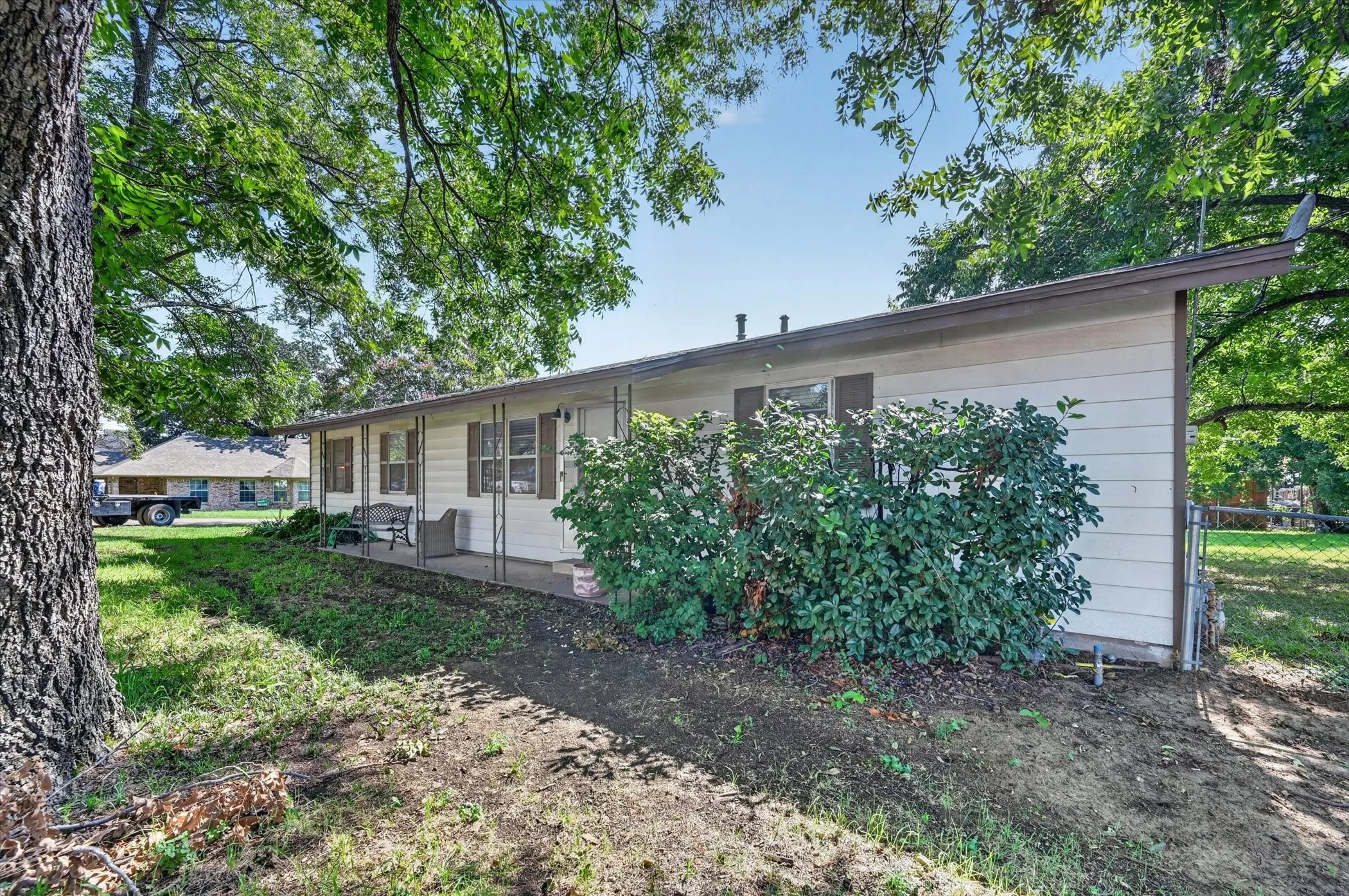 Single Family Residence For Sale in Denton County , 108 S Lakeview Drive, Lake Dallas, Texas 75065, 3 Bedroom, 1 Bathroom, 1 Garage spaces, 1,008 Sqft, built in 1973, mls#21353144, Real Estate Agent in Lake Dallas, Homes For Sale in Denton county, Homes For Sale in Lake Dallas, Realtor in Lake Dallas Texas, Real Estate Brokerage Independent Realty Texas, Luminita Cordes Realtor