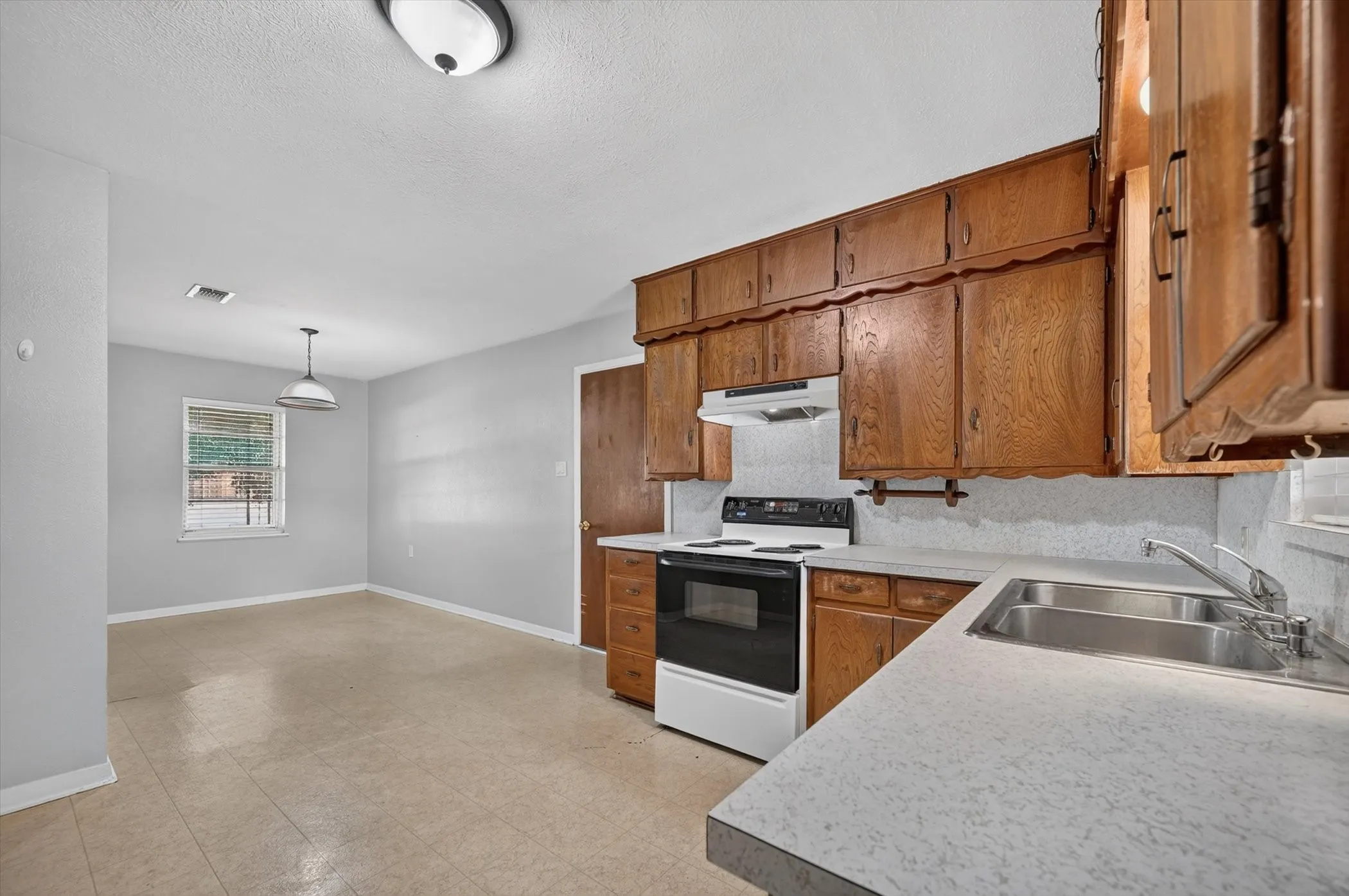 Single Family Residence For Sale in Denton County , 108 S Lakeview Drive, Lake Dallas, Texas 75065, 3 Bedroom, 1 Bathroom, 1 Garage spaces, 1,008 Sqft, built in 1973, mls#21353144, Real Estate Agent in Lake Dallas, Homes For Sale in Denton county, Homes For Sale in Lake Dallas, Realtor in Lake Dallas Texas, Real Estate Brokerage Independent Realty Texas, Luminita Cordes Realtor