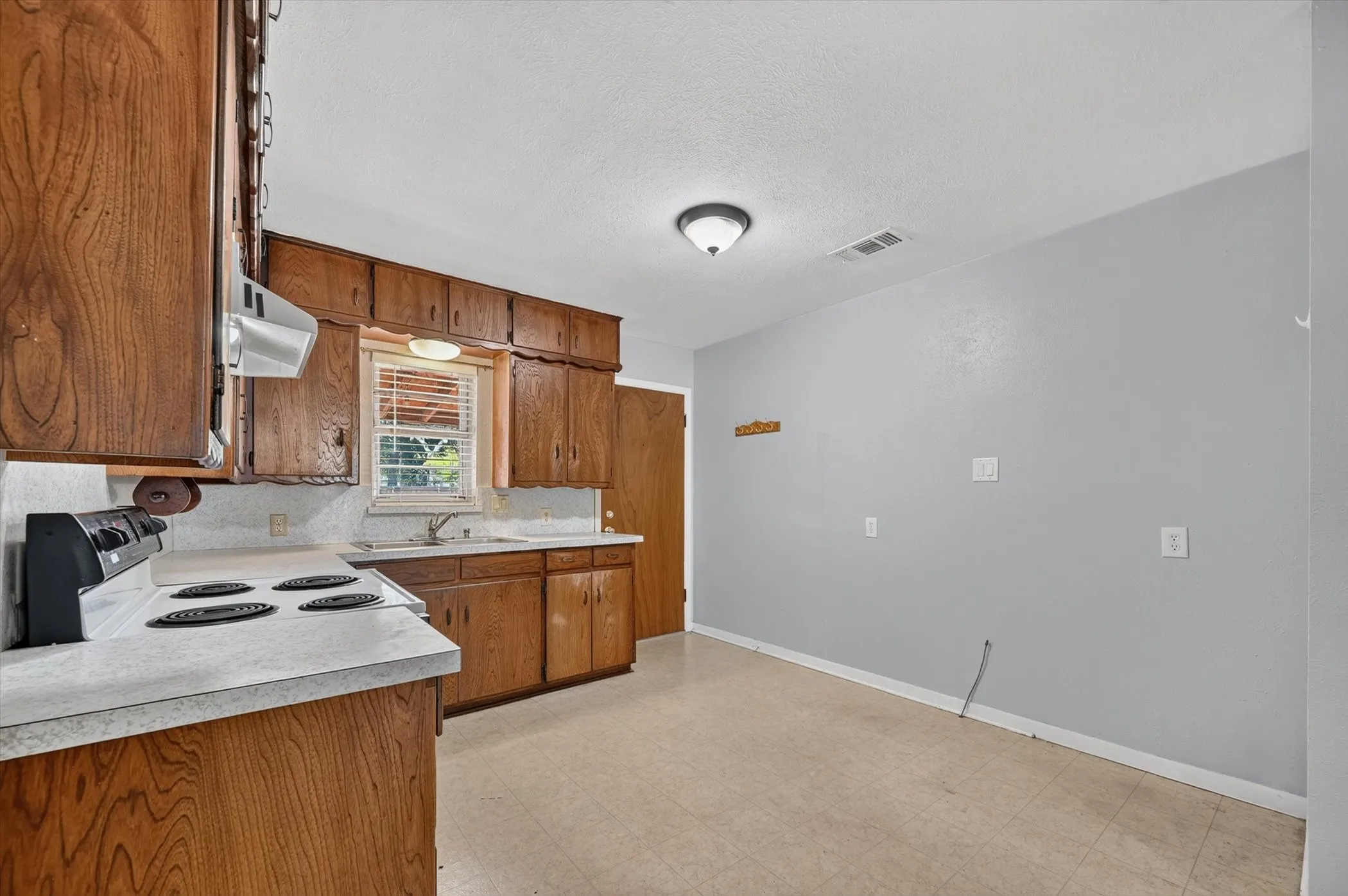 Single Family Residence For Sale in Denton County , 108 S Lakeview Drive, Lake Dallas, Texas 75065, 3 Bedroom, 1 Bathroom, 1 Garage spaces, 1,008 Sqft, built in 1973, mls#21353144, Real Estate Agent in Lake Dallas, Homes For Sale in Denton county, Homes For Sale in Lake Dallas, Realtor in Lake Dallas Texas, Real Estate Brokerage Independent Realty Texas, Luminita Cordes Realtor