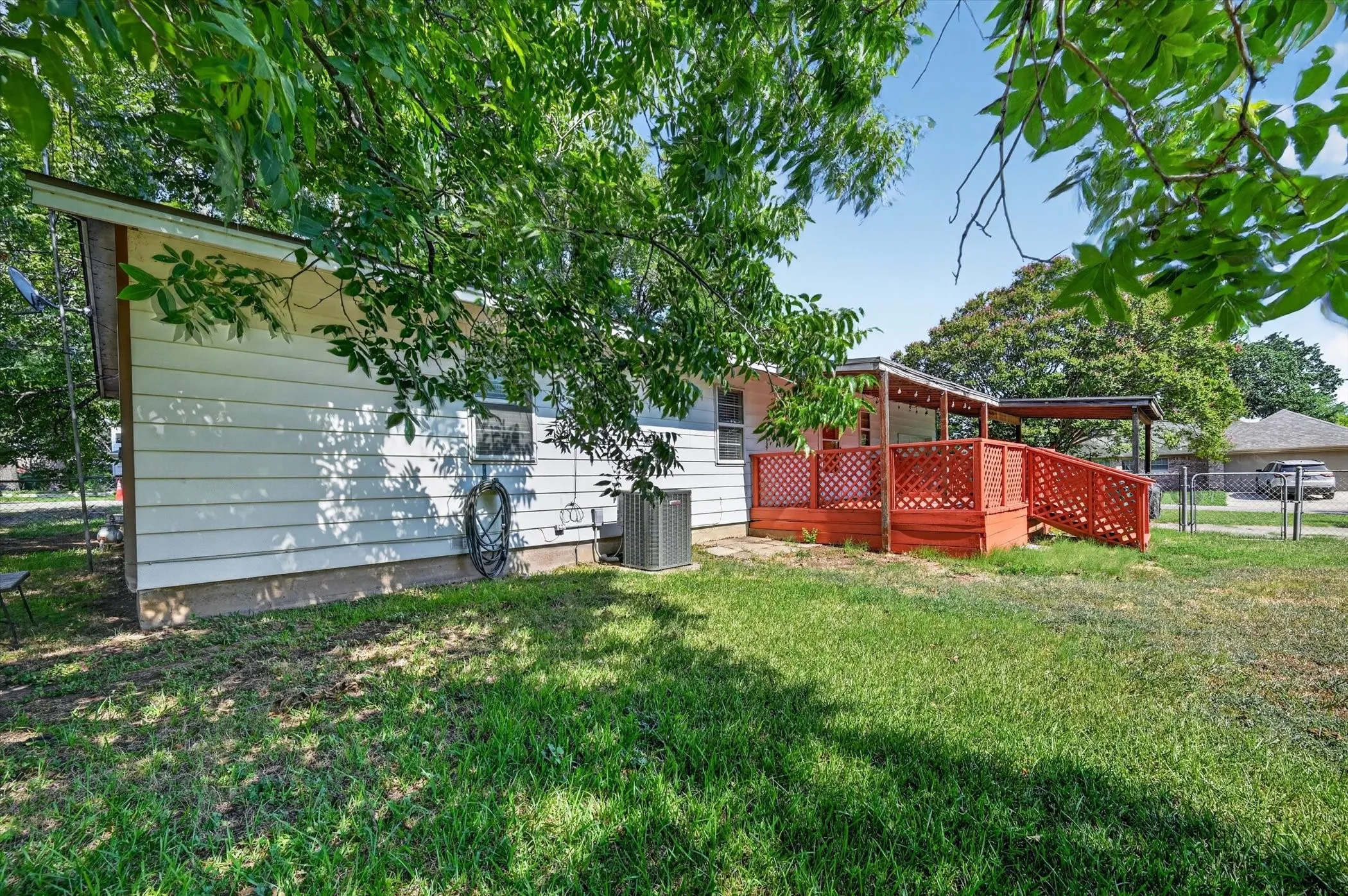 Single Family Residence For Sale in Denton County , 108 S Lakeview Drive, Lake Dallas, Texas 75065, 3 Bedroom, 1 Bathroom, 1 Garage spaces, 1,008 Sqft, built in 1973, mls#21353144, Real Estate Agent in Lake Dallas, Homes For Sale in Denton county, Homes For Sale in Lake Dallas, Realtor in Lake Dallas Texas, Real Estate Brokerage Independent Realty Texas, Luminita Cordes Realtor