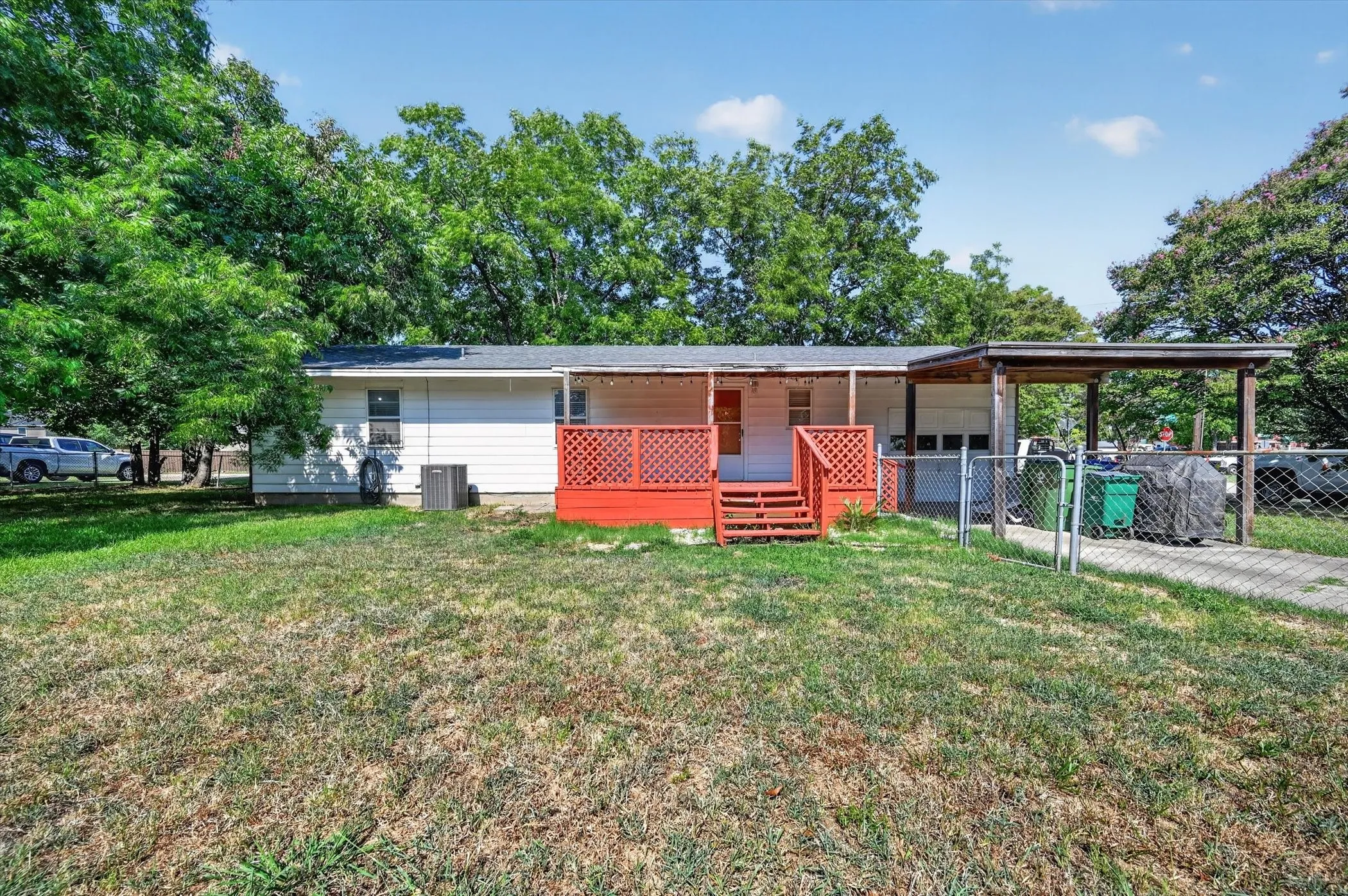 Single Family Residence For Sale in Denton County , 108 S Lakeview Drive, Lake Dallas, Texas 75065, 3 Bedroom, 1 Bathroom, 1 Garage spaces, 1,008 Sqft, built in 1973, mls#21353144, Real Estate Agent in Lake Dallas, Homes For Sale in Denton county, Homes For Sale in Lake Dallas, Realtor in Lake Dallas Texas, Real Estate Brokerage Independent Realty Texas, Luminita Cordes Realtor