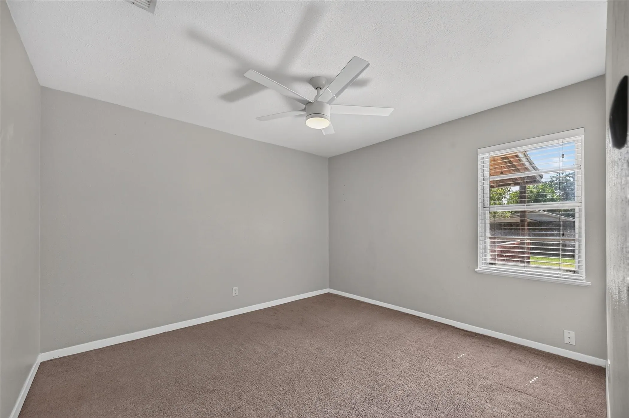 Single Family Residence For Sale in Denton County , 108 S Lakeview Drive, Lake Dallas, Texas 75065, 3 Bedroom, 1 Bathroom, 1 Garage spaces, 1,008 Sqft, built in 1973, mls#21353144, Real Estate Agent in Lake Dallas, Homes For Sale in Denton county, Homes For Sale in Lake Dallas, Realtor in Lake Dallas Texas, Real Estate Brokerage Independent Realty Texas, Luminita Cordes Realtor