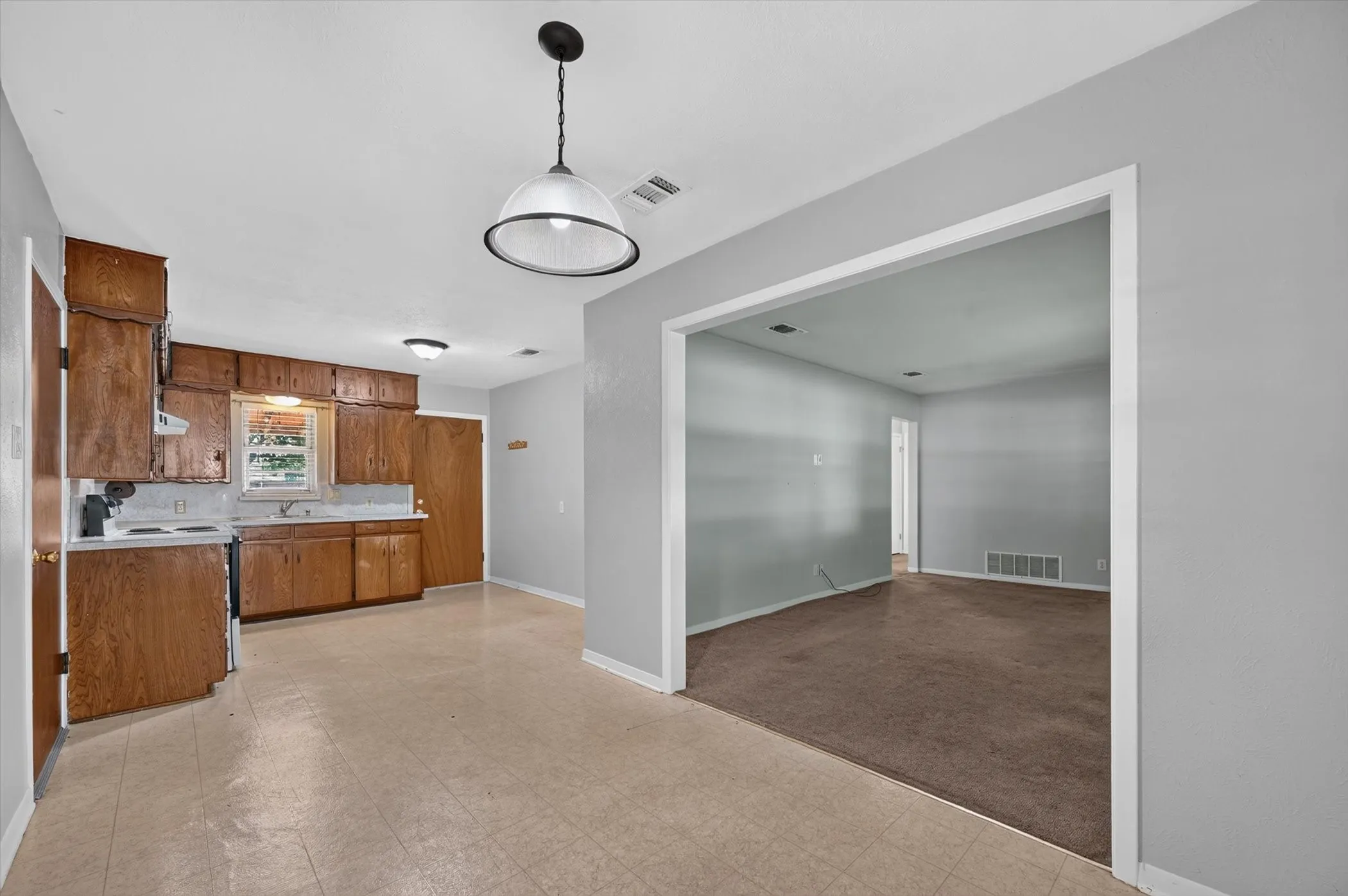 Single Family Residence For Sale in Denton County , 108 S Lakeview Drive, Lake Dallas, Texas 75065, 3 Bedroom, 1 Bathroom, 1 Garage spaces, 1,008 Sqft, built in 1973, mls#21353144, Real Estate Agent in Lake Dallas, Homes For Sale in Denton county, Homes For Sale in Lake Dallas, Realtor in Lake Dallas Texas, Real Estate Brokerage Independent Realty Texas, Luminita Cordes Realtor