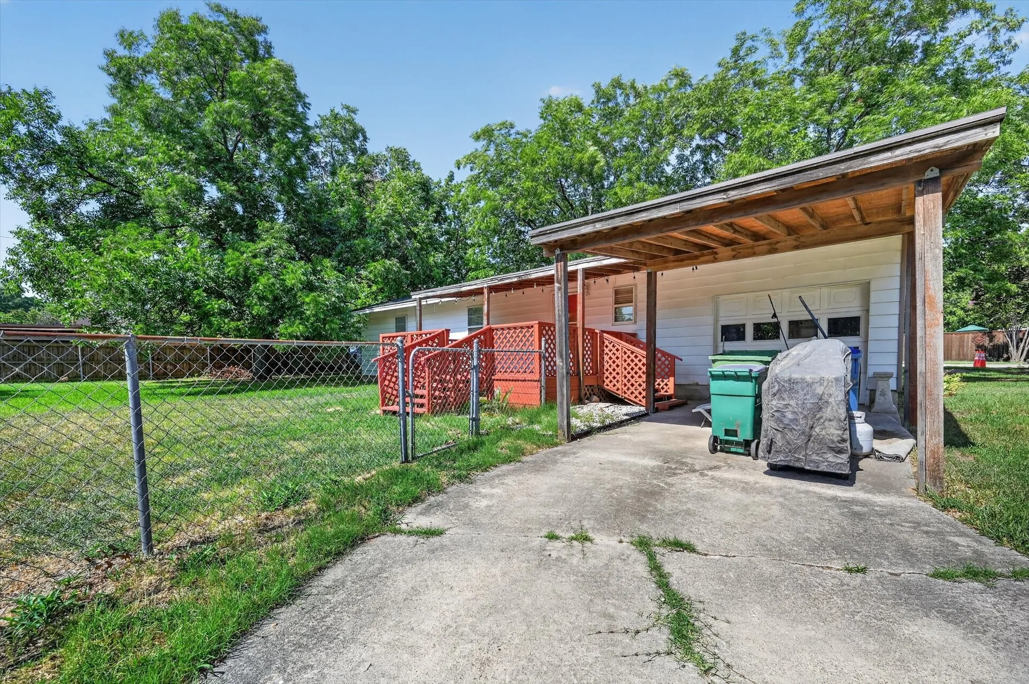 Single Family Residence For Sale in Denton County , 108 S Lakeview Drive, Lake Dallas, Texas 75065, 3 Bedroom, 1 Bathroom, 1 Garage spaces, 1,008 Sqft, built in 1973, mls#21353144, Real Estate Agent in Lake Dallas, Homes For Sale in Denton county, Homes For Sale in Lake Dallas, Realtor in Lake Dallas Texas, Real Estate Brokerage Independent Realty Texas, Luminita Cordes Realtor