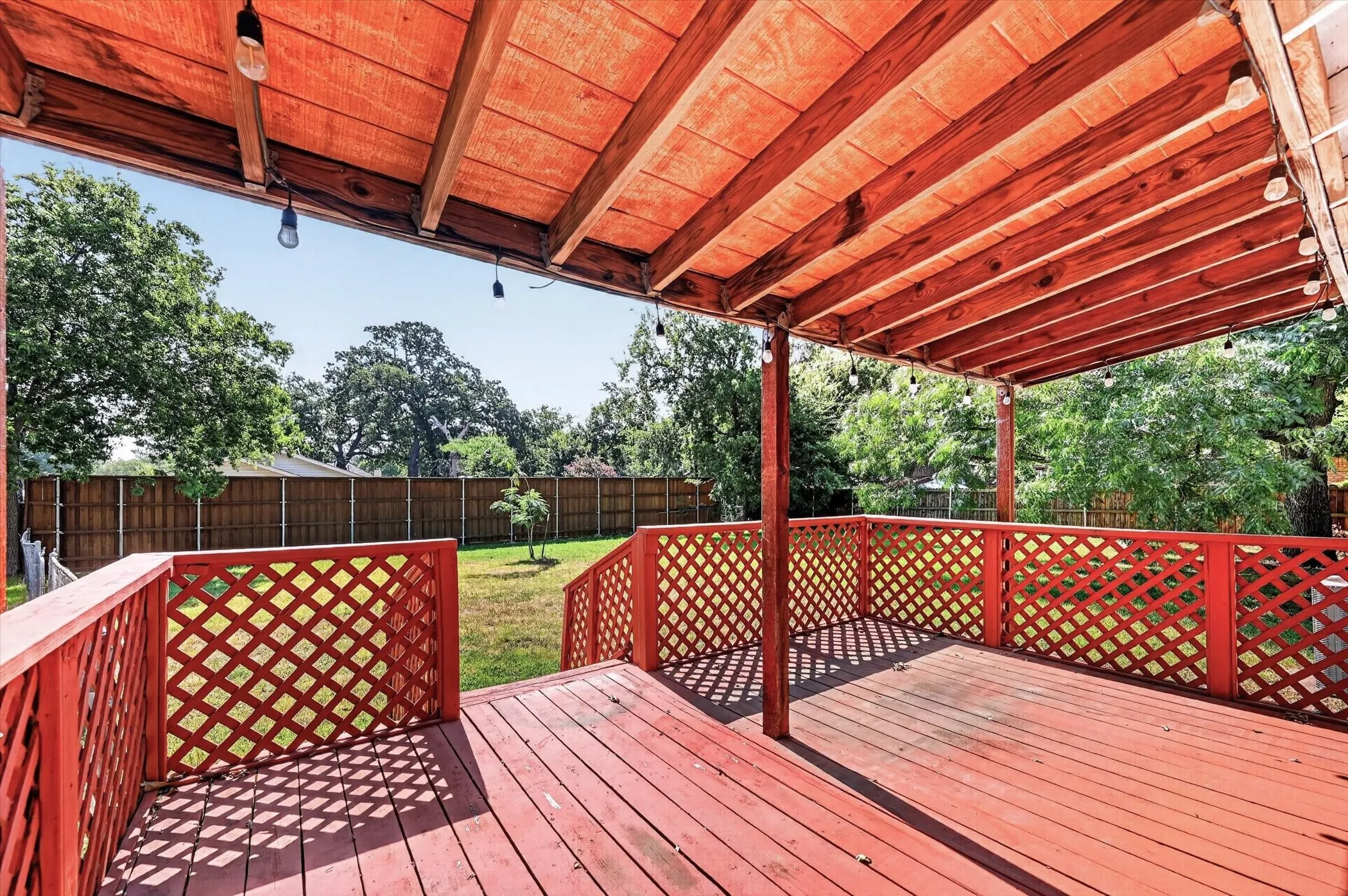 Single Family Residence For Sale in Denton County , 108 S Lakeview Drive, Lake Dallas, Texas 75065, 3 Bedroom, 1 Bathroom, 1 Garage spaces, 1,008 Sqft, built in 1973, mls#21353144, Real Estate Agent in Lake Dallas, Homes For Sale in Denton county, Homes For Sale in Lake Dallas, Realtor in Lake Dallas Texas, Real Estate Brokerage Independent Realty Texas, Luminita Cordes Realtor