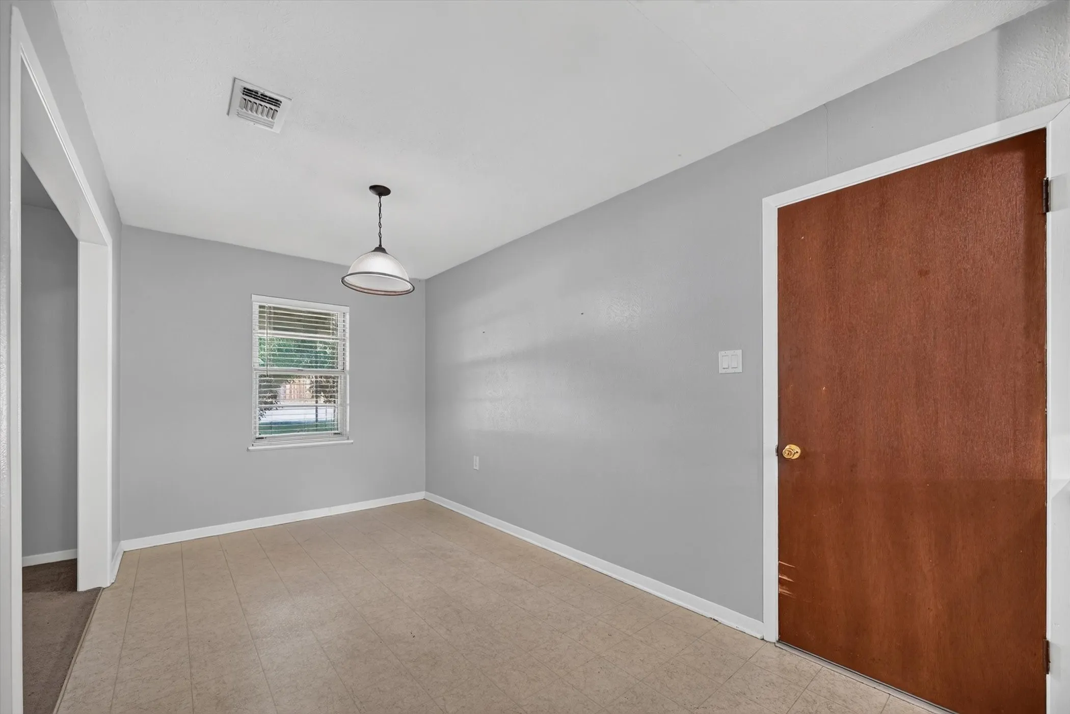 Single Family Residence For Sale in Denton County , 108 S Lakeview Drive, Lake Dallas, Texas 75065, 3 Bedroom, 1 Bathroom, 1 Garage spaces, 1,008 Sqft, built in 1973, mls#21353144, Real Estate Agent in Lake Dallas, Homes For Sale in Denton county, Homes For Sale in Lake Dallas, Realtor in Lake Dallas Texas, Real Estate Brokerage Independent Realty Texas, Luminita Cordes Realtor