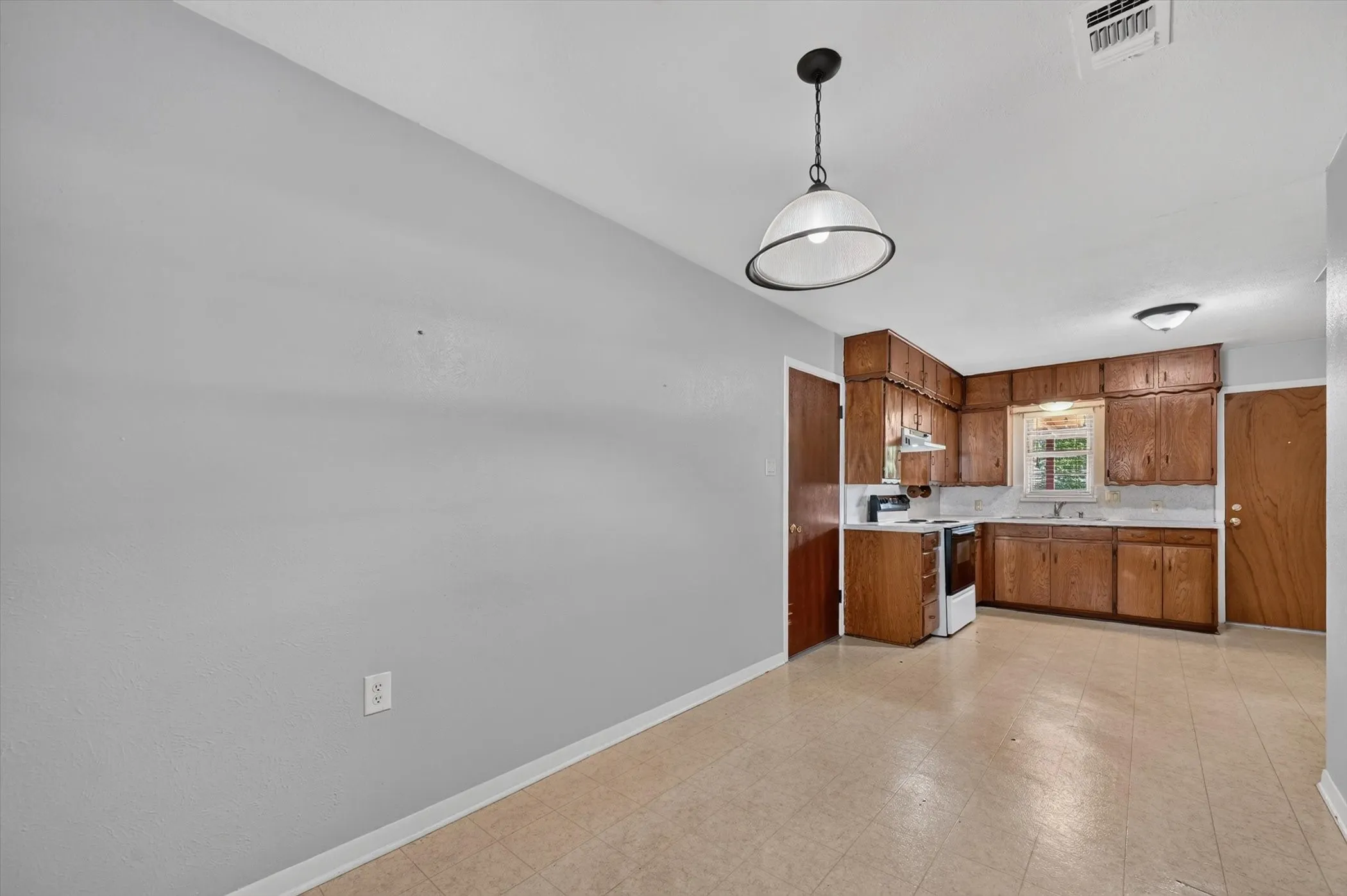 Single Family Residence For Sale in Denton County , 108 S Lakeview Drive, Lake Dallas, Texas 75065, 3 Bedroom, 1 Bathroom, 1 Garage spaces, 1,008 Sqft, built in 1973, mls#21353144, Real Estate Agent in Lake Dallas, Homes For Sale in Denton county, Homes For Sale in Lake Dallas, Realtor in Lake Dallas Texas, Real Estate Brokerage Independent Realty Texas, Luminita Cordes Realtor