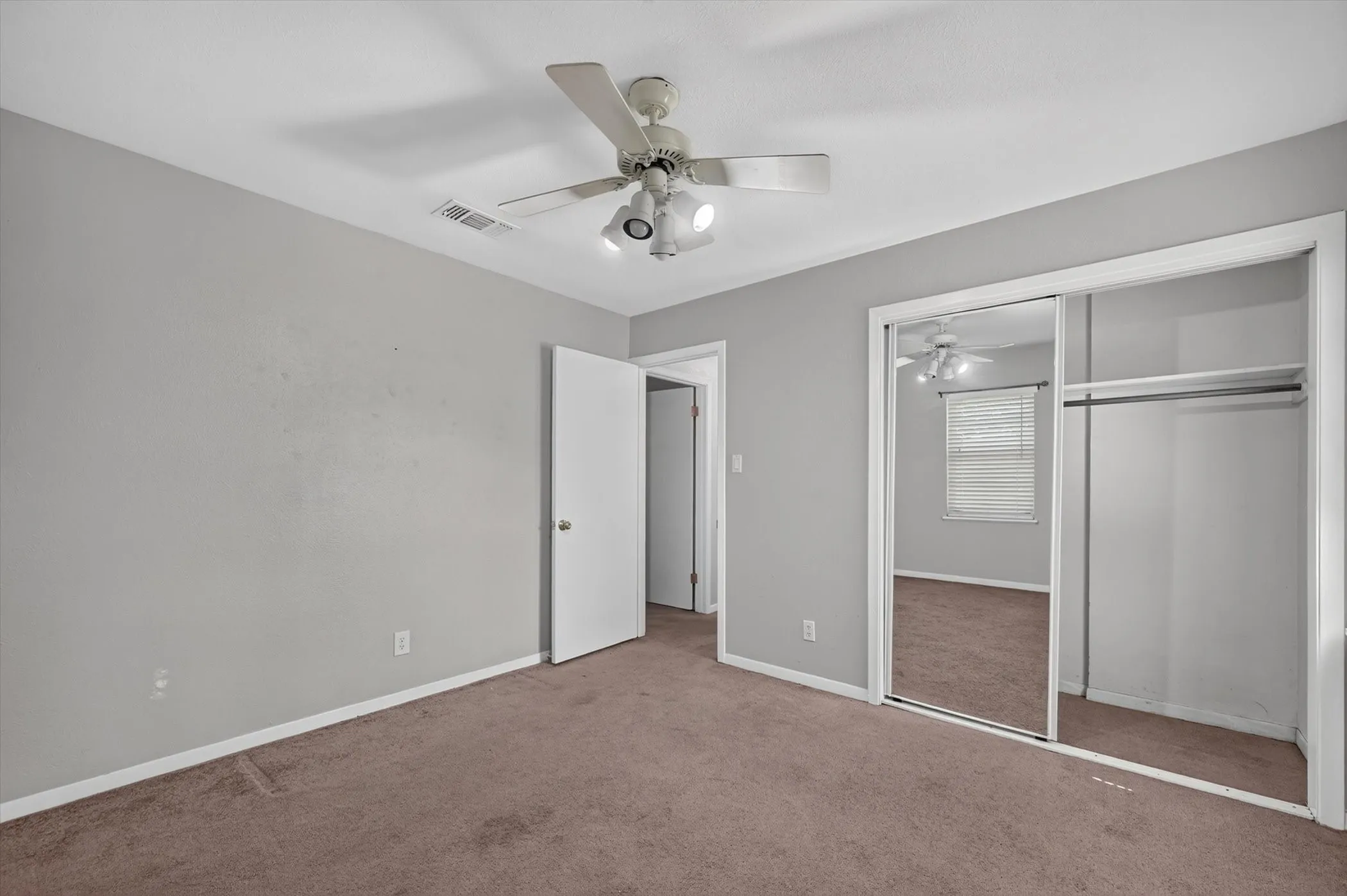 Single Family Residence For Sale in Denton County , 108 S Lakeview Drive, Lake Dallas, Texas 75065, 3 Bedroom, 1 Bathroom, 1 Garage spaces, 1,008 Sqft, built in 1973, mls#21353144, Real Estate Agent in Lake Dallas, Homes For Sale in Denton county, Homes For Sale in Lake Dallas, Realtor in Lake Dallas Texas, Real Estate Brokerage Independent Realty Texas, Luminita Cordes Realtor