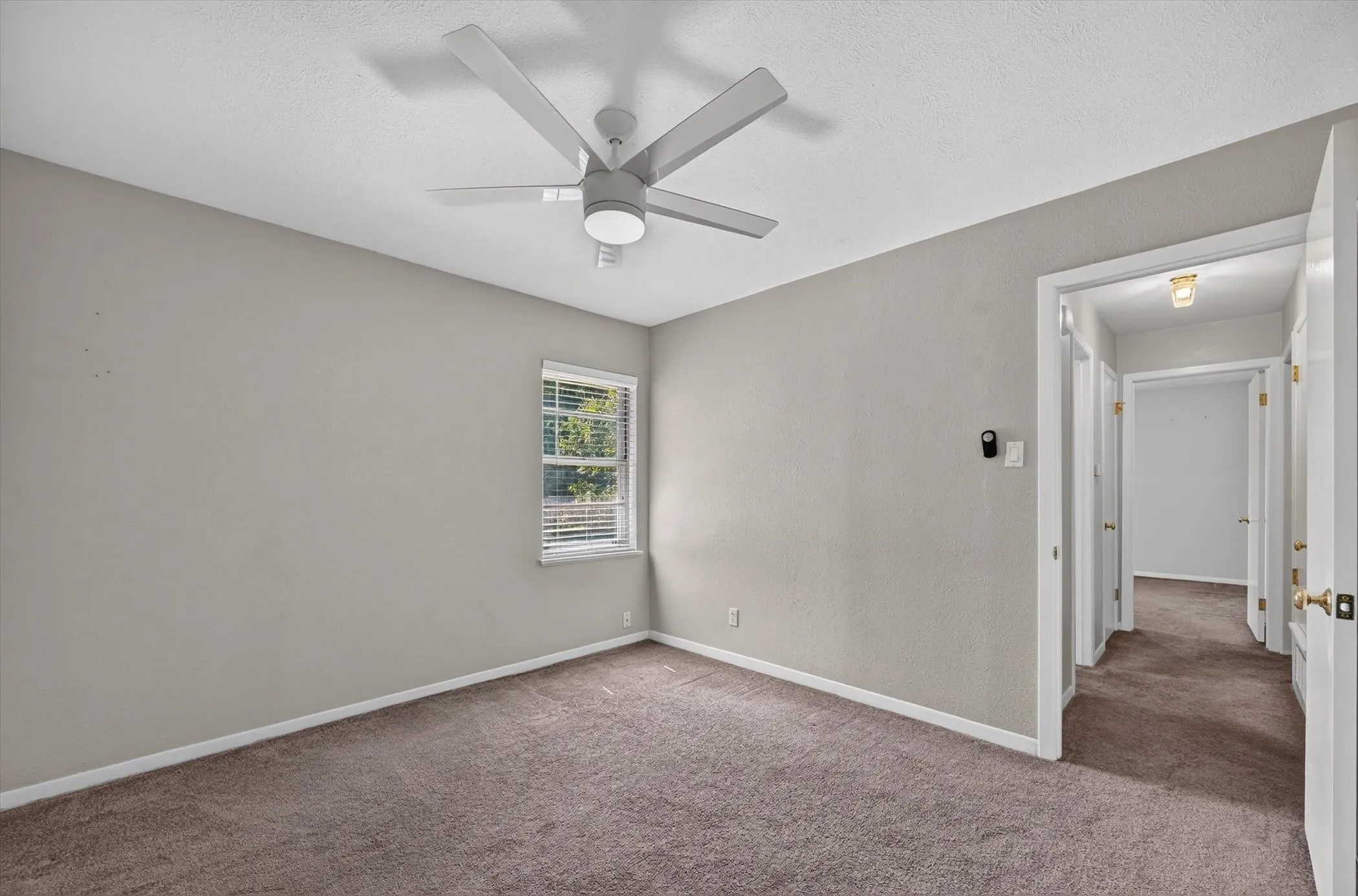 Single Family Residence For Sale in Denton County , 108 S Lakeview Drive, Lake Dallas, Texas 75065, 3 Bedroom, 1 Bathroom, 1 Garage spaces, 1,008 Sqft, built in 1973, mls#21353144, Real Estate Agent in Lake Dallas, Homes For Sale in Denton county, Homes For Sale in Lake Dallas, Realtor in Lake Dallas Texas, Real Estate Brokerage Independent Realty Texas, Luminita Cordes Realtor