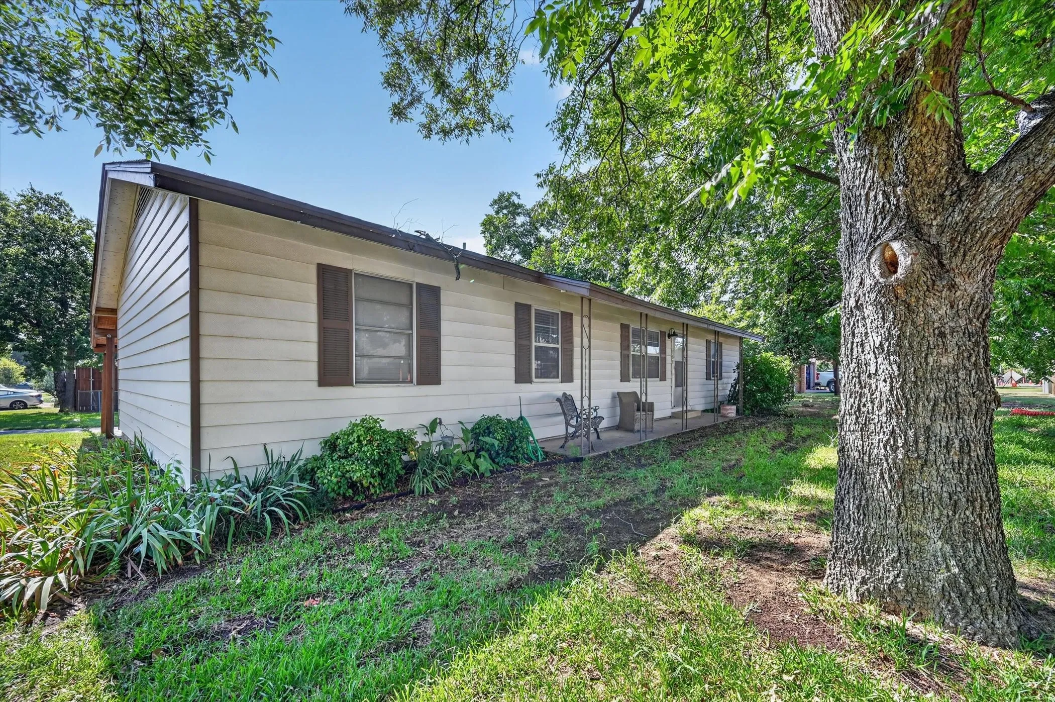 Single Family Residence For Sale in Denton County , 108 S Lakeview Drive, Lake Dallas, Texas 75065, 3 Bedroom, 1 Bathroom, 1 Garage spaces, 1,008 Sqft, built in 1973, mls#21353144, Real Estate Agent in Lake Dallas, Homes For Sale in Denton county, Homes For Sale in Lake Dallas, Realtor in Lake Dallas Texas, Real Estate Brokerage Independent Realty Texas, Luminita Cordes Realtor