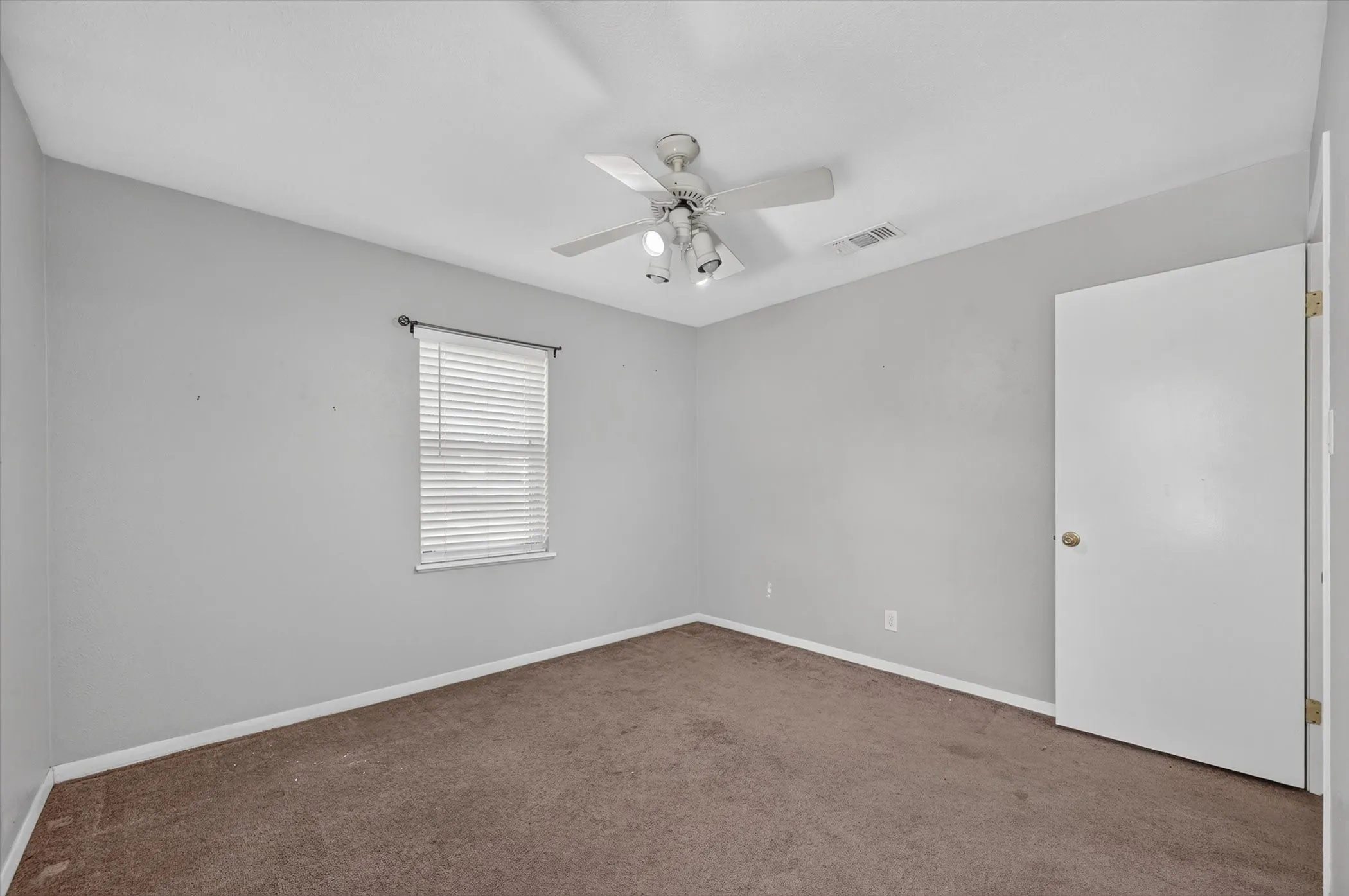 Single Family Residence For Sale in Denton County , 108 S Lakeview Drive, Lake Dallas, Texas 75065, 3 Bedroom, 1 Bathroom, 1 Garage spaces, 1,008 Sqft, built in 1973, mls#21353144, Real Estate Agent in Lake Dallas, Homes For Sale in Denton county, Homes For Sale in Lake Dallas, Realtor in Lake Dallas Texas, Real Estate Brokerage Independent Realty Texas, Luminita Cordes Realtor