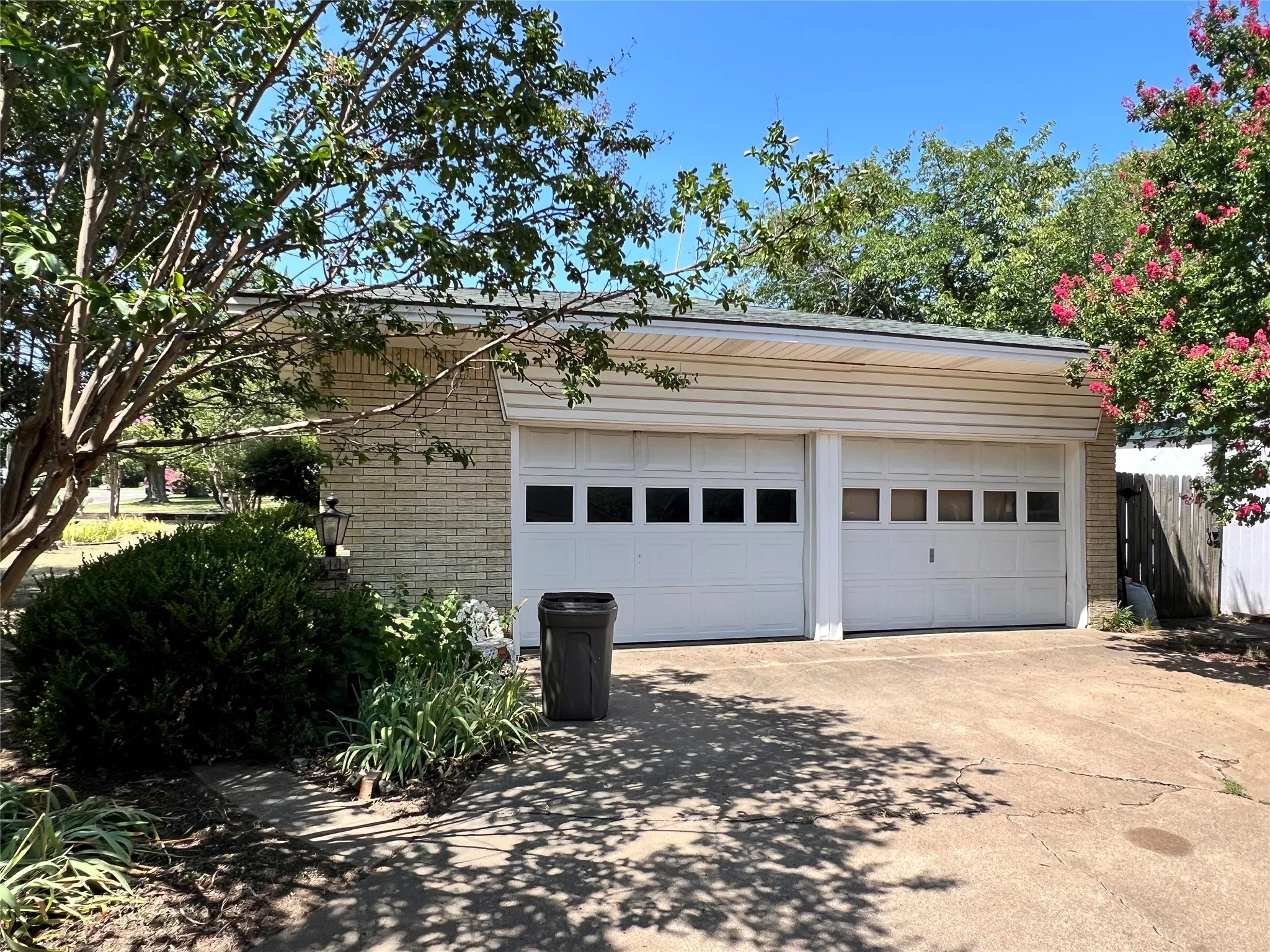 Single Family Residence For Sale in Johnson County , 1206 Crestwood Drive, Cleburne, Texas 76033, 3 Bedroom, 2 Bathroom, 1 Garage spaces, 1,612 Sqft, built in 1965, mls#21353047, Real Estate Agent in Cleburne, Homes For Sale in Johnson county, Homes For Sale in Cleburne, Realtor in Cleburne Texas, Real Estate Brokerage Independent Realty Texas, Luminita Cordes Realtor