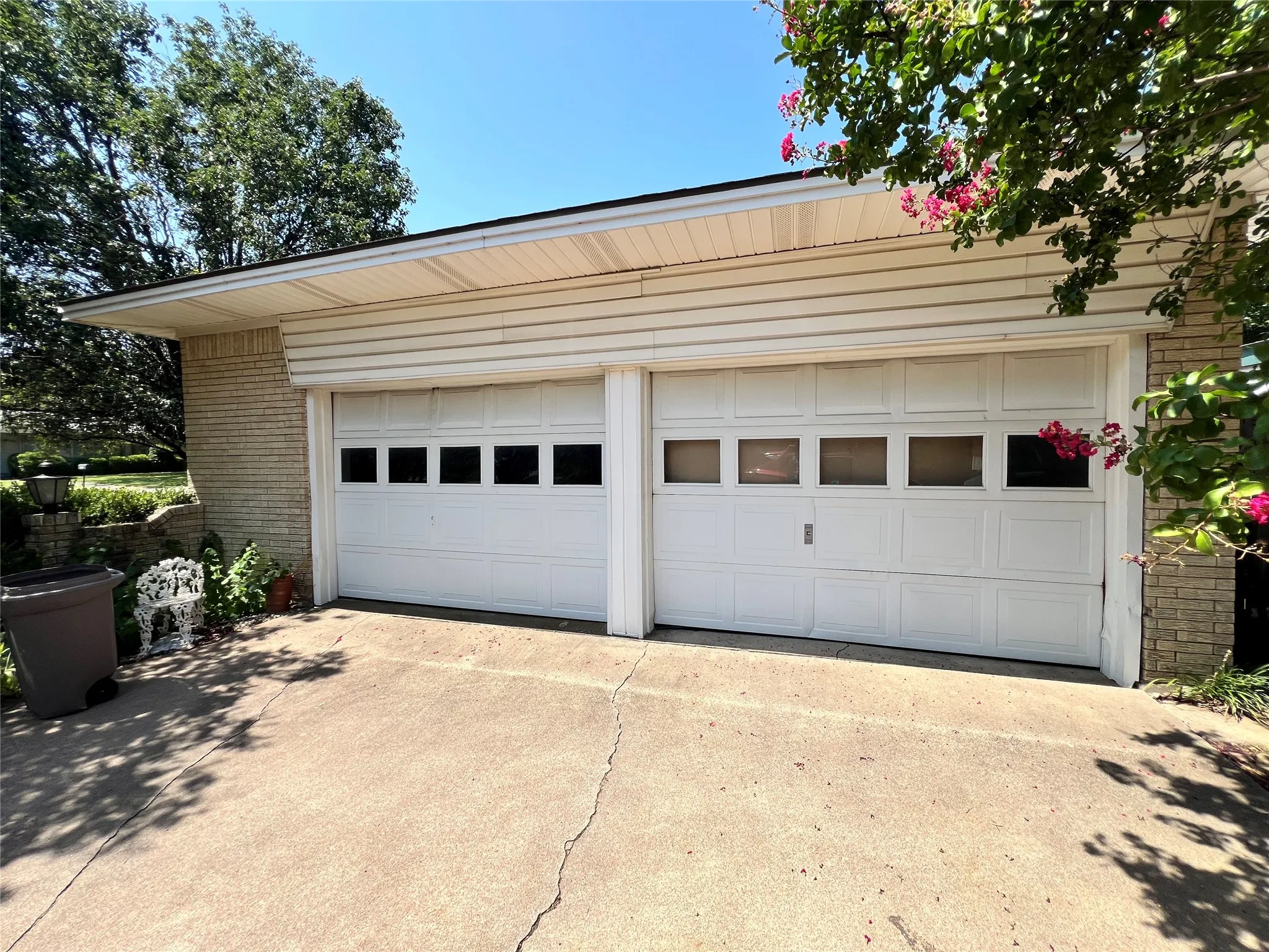 Single Family Residence For Sale in Johnson County , 1206 Crestwood Drive, Cleburne, Texas 76033, 3 Bedroom, 2 Bathroom, 1 Garage spaces, 1,612 Sqft, built in 1965, mls#21353047, Real Estate Agent in Cleburne, Homes For Sale in Johnson county, Homes For Sale in Cleburne, Realtor in Cleburne Texas, Real Estate Brokerage Independent Realty Texas, Luminita Cordes Realtor