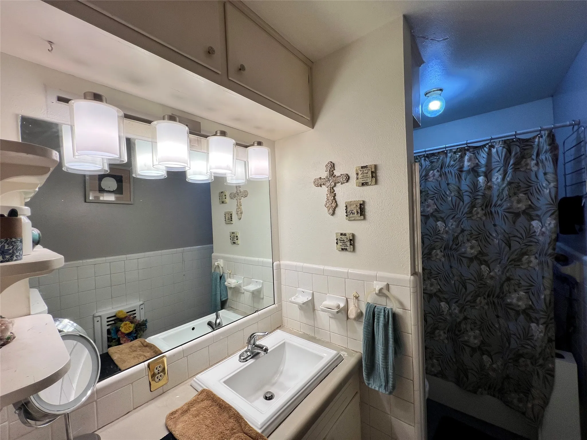 Single Family Residence For Sale in Johnson County , 1206 Crestwood Drive, Cleburne, Texas 76033, 3 Bedroom, 2 Bathroom, 1 Garage spaces, 1,612 Sqft, built in 1965, mls#21353047, Real Estate Agent in Cleburne, Homes For Sale in Johnson county, Homes For Sale in Cleburne, Realtor in Cleburne Texas, Real Estate Brokerage Independent Realty Texas, Luminita Cordes Realtor