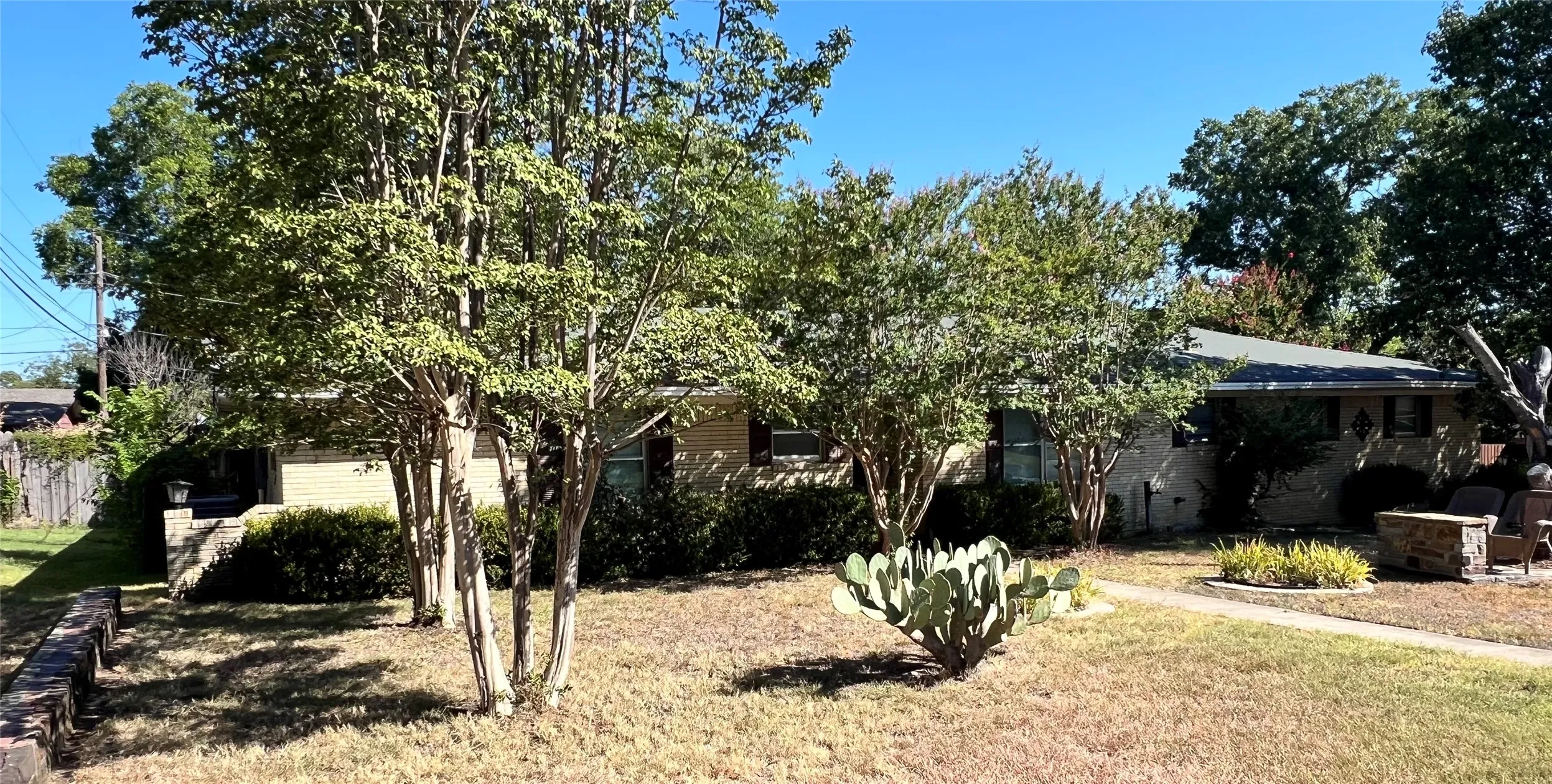 Single Family Residence For Sale in Johnson County , 1206 Crestwood Drive, Cleburne, Texas 76033, 3 Bedroom, 2 Bathroom, 1 Garage spaces, 1,612 Sqft, built in 1965, mls#21353047, Real Estate Agent in Cleburne, Homes For Sale in Johnson county, Homes For Sale in Cleburne, Realtor in Cleburne Texas, Real Estate Brokerage Independent Realty Texas, Luminita Cordes Realtor