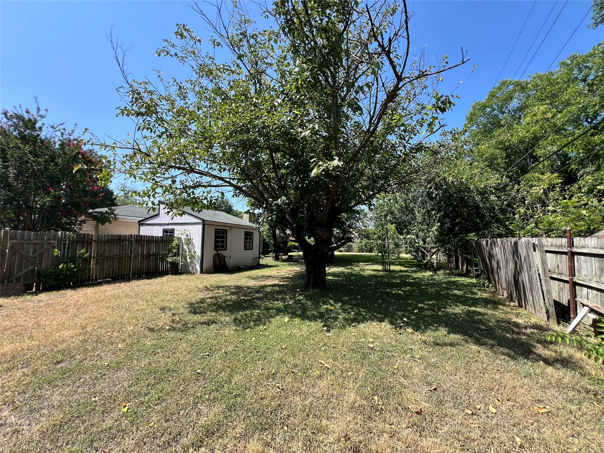 Single Family Residence For Sale in Johnson County , 1206 Crestwood Drive, Cleburne, Texas 76033, 3 Bedroom, 2 Bathroom, 1 Garage spaces, 1,612 Sqft, built in 1965, mls#21353047, Real Estate Agent in Cleburne, Homes For Sale in Johnson county, Homes For Sale in Cleburne, Realtor in Cleburne Texas, Real Estate Brokerage Independent Realty Texas, Luminita Cordes Realtor