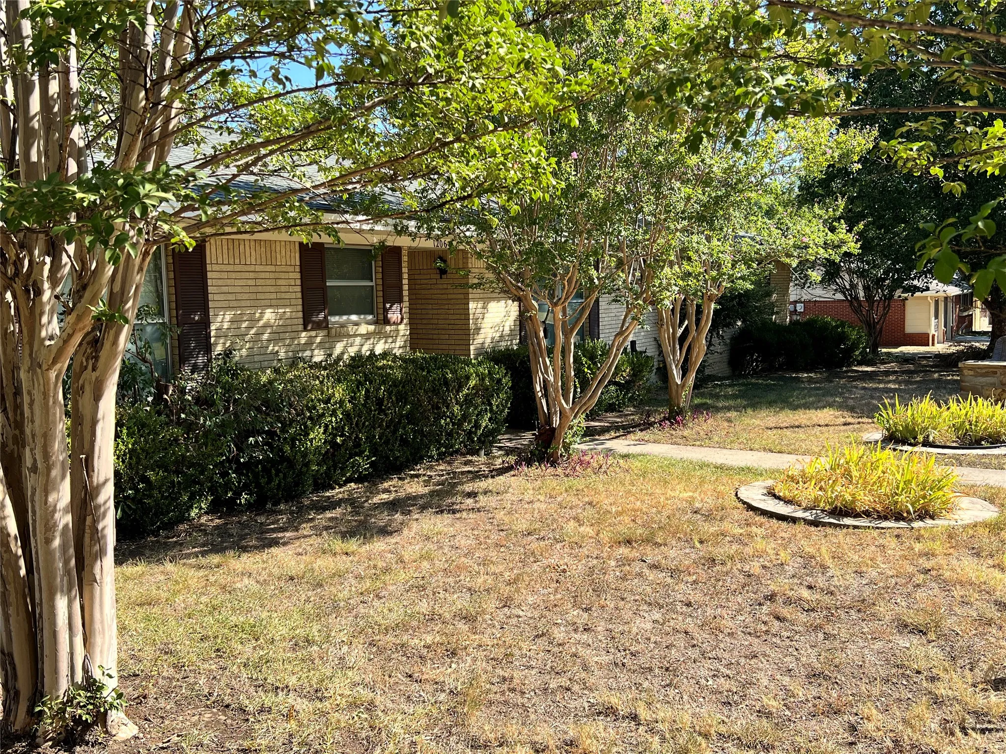 Single Family Residence For Sale in Johnson County , 1206 Crestwood Drive, Cleburne, Texas 76033, 3 Bedroom, 2 Bathroom, 1 Garage spaces, 1,612 Sqft, built in 1965, mls#21353047, Real Estate Agent in Cleburne, Homes For Sale in Johnson county, Homes For Sale in Cleburne, Realtor in Cleburne Texas, Real Estate Brokerage Independent Realty Texas, Luminita Cordes Realtor