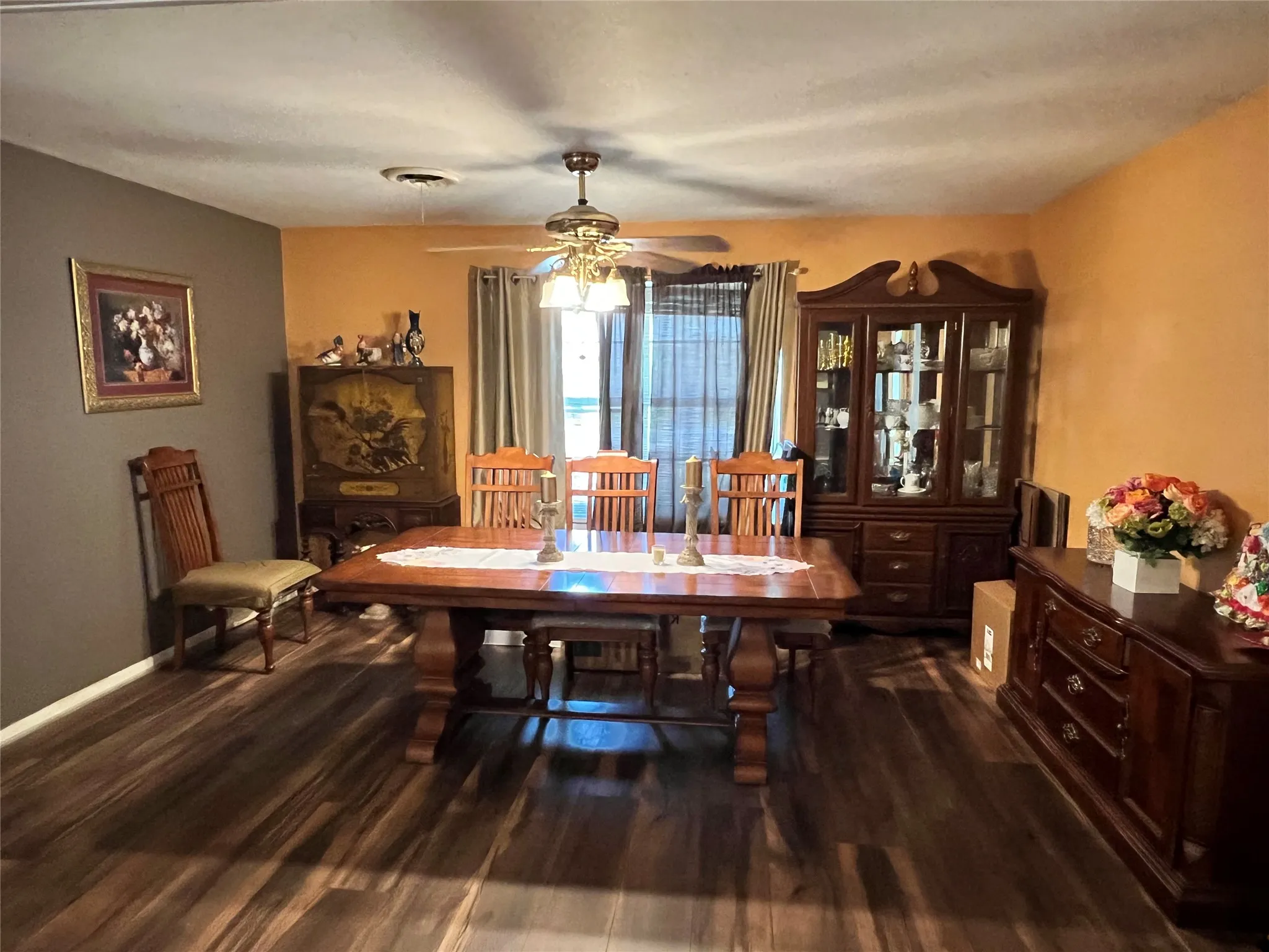 Single Family Residence For Sale in Johnson County , 1206 Crestwood Drive, Cleburne, Texas 76033, 3 Bedroom, 2 Bathroom, 1 Garage spaces, 1,612 Sqft, built in 1965, mls#21353047, Real Estate Agent in Cleburne, Homes For Sale in Johnson county, Homes For Sale in Cleburne, Realtor in Cleburne Texas, Real Estate Brokerage Independent Realty Texas, Luminita Cordes Realtor