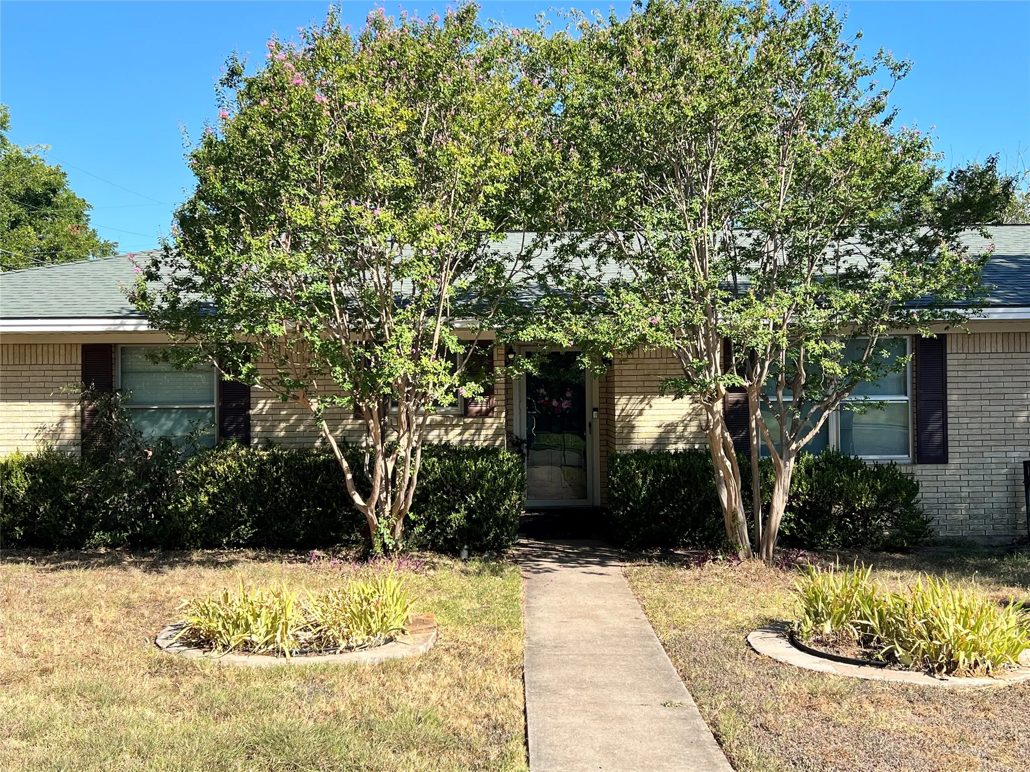 Single Family Residence For Sale in Johnson County , 1206 Crestwood Drive, Cleburne, Texas 76033, 3 Bedroom, 2 Bathroom, 1 Garage spaces, 1,612 Sqft, built in 1965, mls#21353047, Real Estate Agent in Cleburne, Homes For Sale in Johnson county, Homes For Sale in Cleburne, Realtor in Cleburne Texas, Real Estate Brokerage Independent Realty Texas, Luminita Cordes Realtor