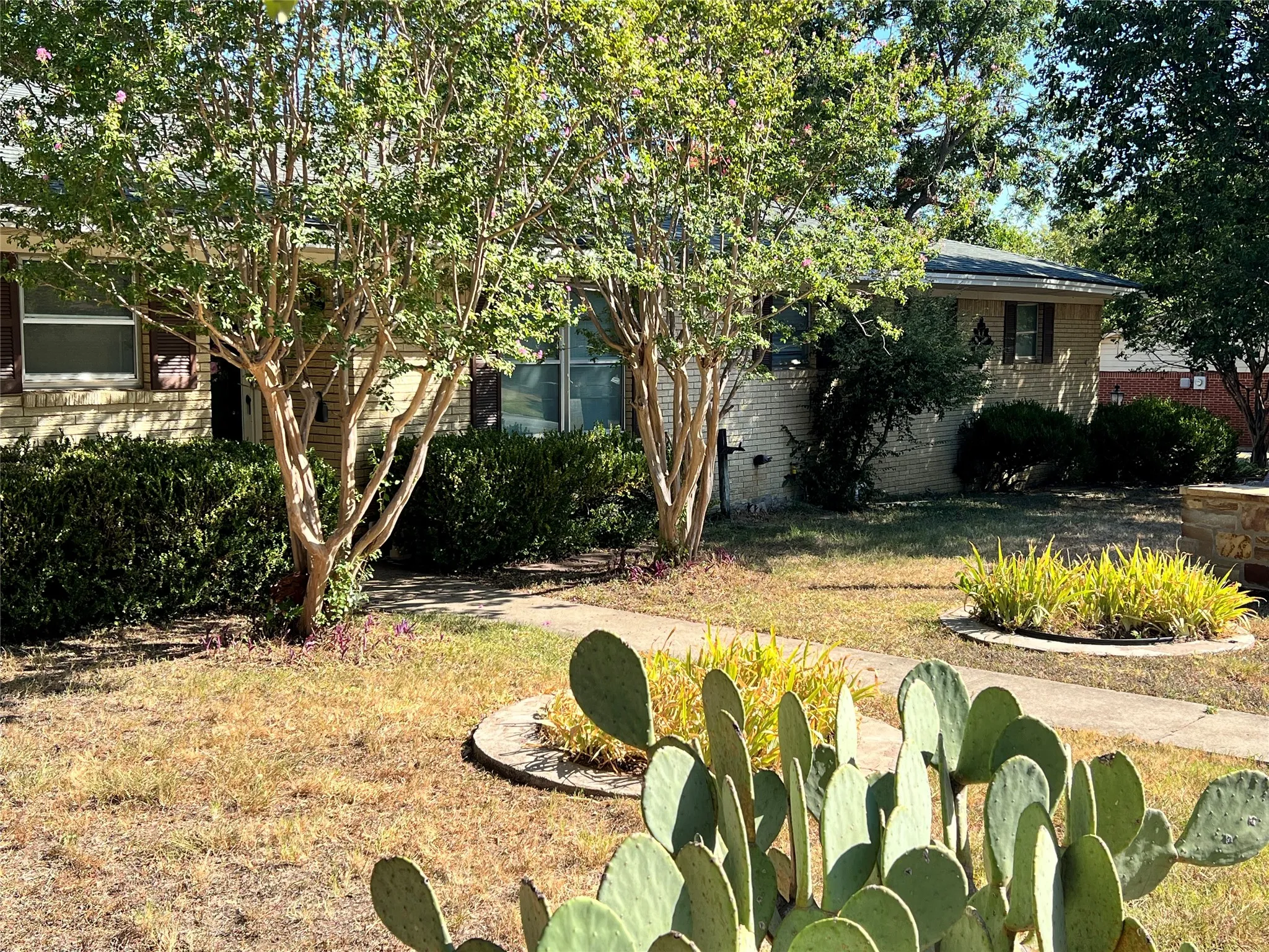 Single Family Residence For Sale in Johnson County , 1206 Crestwood Drive, Cleburne, Texas 76033, 3 Bedroom, 2 Bathroom, 1 Garage spaces, 1,612 Sqft, built in 1965, mls#21353047, Real Estate Agent in Cleburne, Homes For Sale in Johnson county, Homes For Sale in Cleburne, Realtor in Cleburne Texas, Real Estate Brokerage Independent Realty Texas, Luminita Cordes Realtor