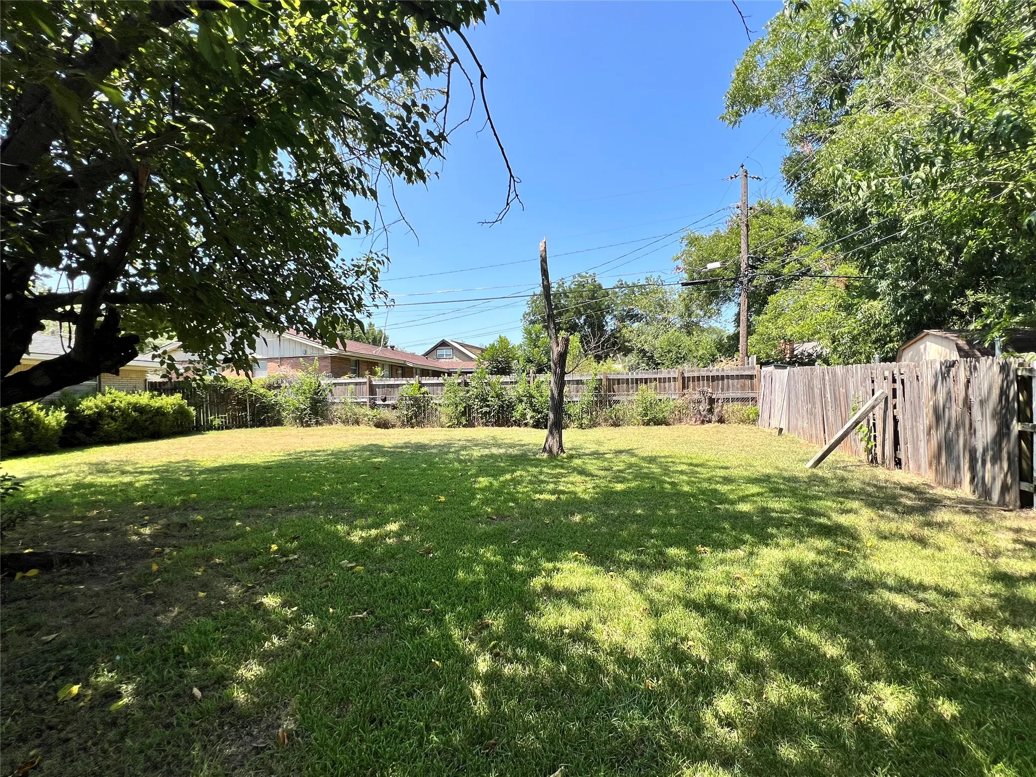 Single Family Residence For Sale in Johnson County , 1206 Crestwood Drive, Cleburne, Texas 76033, 3 Bedroom, 2 Bathroom, 1 Garage spaces, 1,612 Sqft, built in 1965, mls#21353047, Real Estate Agent in Cleburne, Homes For Sale in Johnson county, Homes For Sale in Cleburne, Realtor in Cleburne Texas, Real Estate Brokerage Independent Realty Texas, Luminita Cordes Realtor