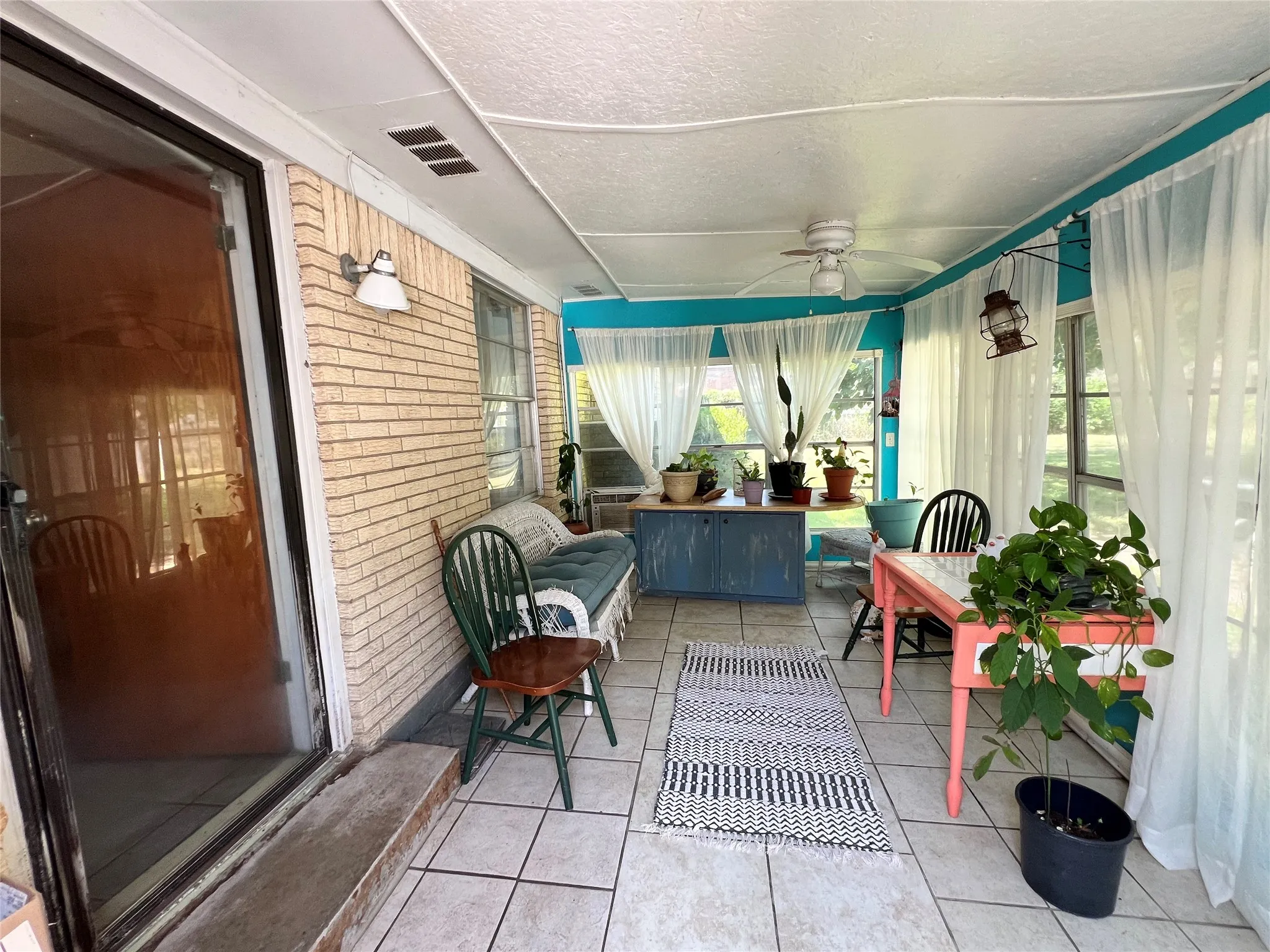 Single Family Residence For Sale in Johnson County , 1206 Crestwood Drive, Cleburne, Texas 76033, 3 Bedroom, 2 Bathroom, 1 Garage spaces, 1,612 Sqft, built in 1965, mls#21353047, Real Estate Agent in Cleburne, Homes For Sale in Johnson county, Homes For Sale in Cleburne, Realtor in Cleburne Texas, Real Estate Brokerage Independent Realty Texas, Luminita Cordes Realtor