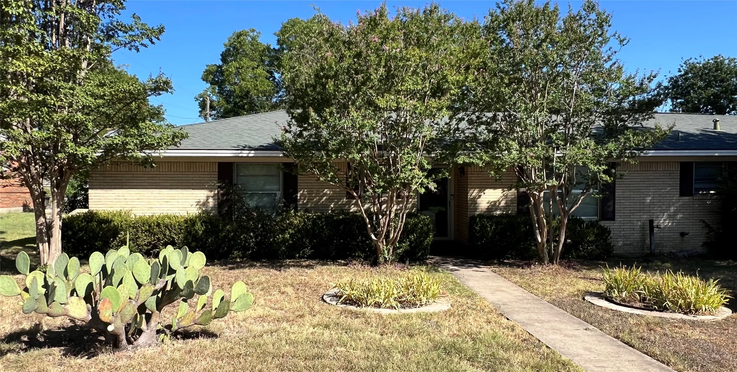 Single Family Residence For Sale in Johnson County , 1206 Crestwood Drive, Cleburne, Texas 76033, 3 Bedroom, 2 Bathroom, 1 Garage spaces, 1,612 Sqft, built in 1965, mls#21353047, Real Estate Agent in Cleburne, Homes For Sale in Johnson county, Homes For Sale in Cleburne, Realtor in Cleburne Texas, Real Estate Brokerage Independent Realty Texas, Luminita Cordes Realtor