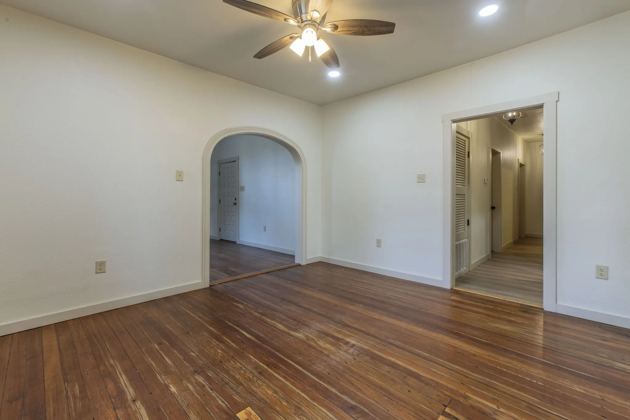 Single Family Residence For Rent in Mc Lennan County , 1200 N 4th Street, Waco, Texas 76707, 3 Bedrooms, 2 Bathrooms, Garage spaces, 1,203 Sqft, built in 1915, Price $1,600, mls#21346253, Real Estate Agent in Waco, Homes For Rent in Mc Lennan county, Homes For Rent in Waco, Realtor in Waco Texas, Real Estate Brokerage Independent Realty Texas, Luminita Cordes Realtor