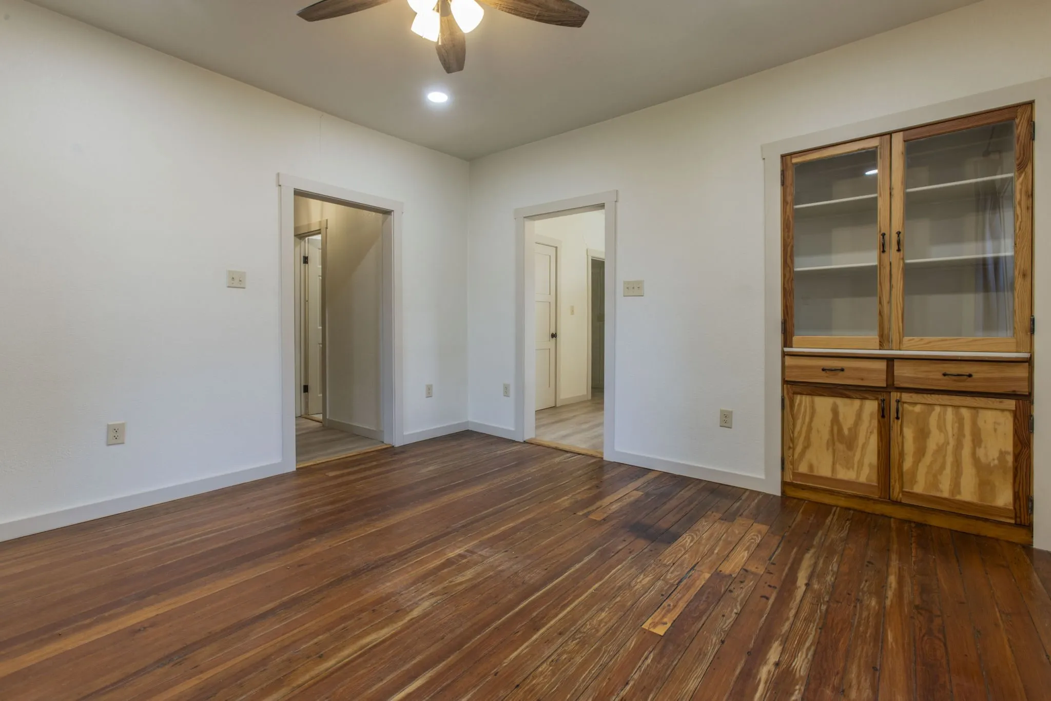 Single Family Residence For Rent in Mc Lennan County , 1200 N 4th Street, Waco, Texas 76707, 3 Bedrooms, 2 Bathrooms, Garage spaces, 1,203 Sqft, built in 1915, Price $1,600, mls#21346253, Real Estate Agent in Waco, Homes For Rent in Mc Lennan county, Homes For Rent in Waco, Realtor in Waco Texas, Real Estate Brokerage Independent Realty Texas, Luminita Cordes Realtor