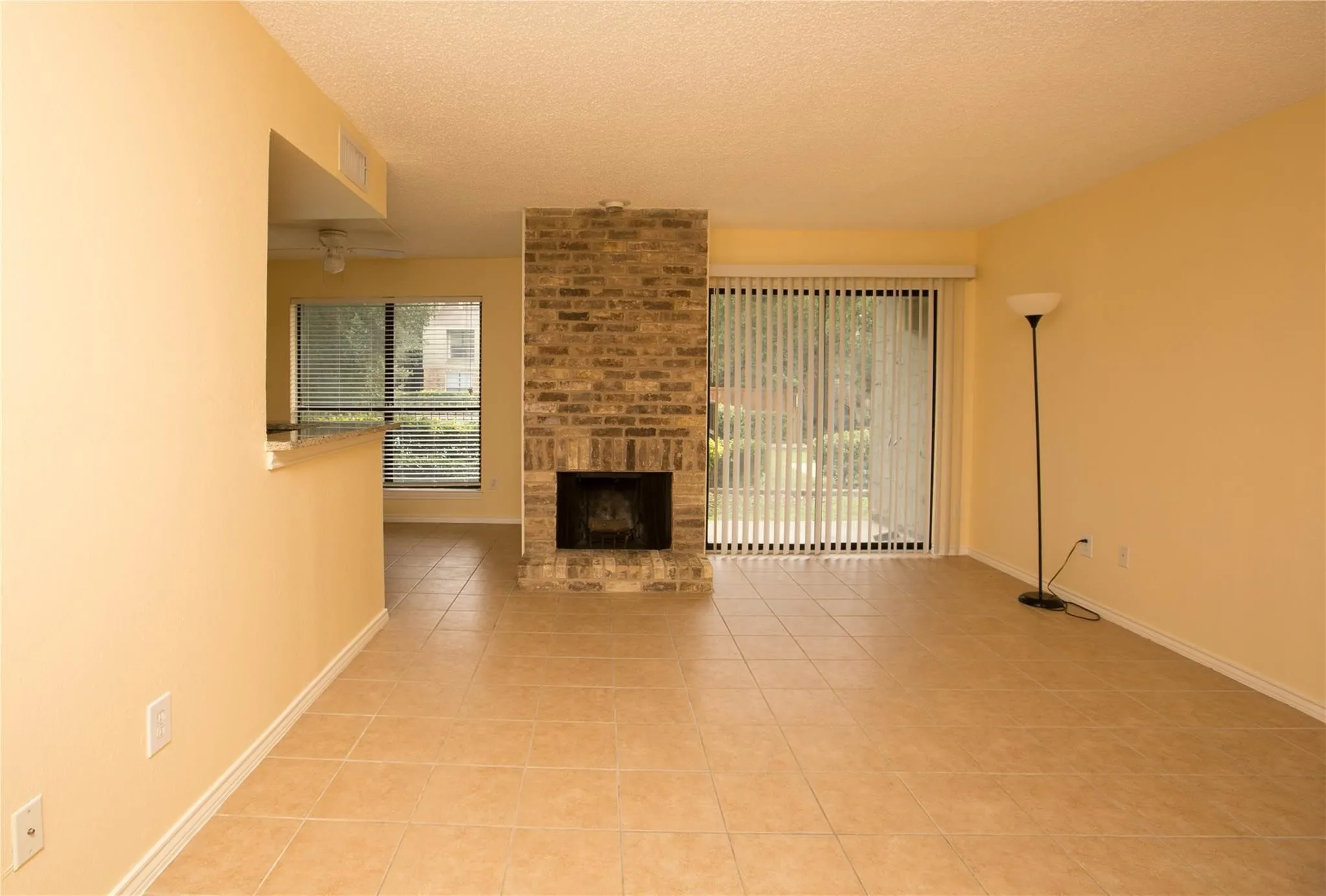 Condominium For Rent in Dallas County , 5840 Spring Valley Road 909, Dallas, Texas 75254, 1 Bedroom, 1 Bathroom, Garage spaces, 720 Sqft, built in 1981, mls#21353153, Real Estate Agent in Dallas, Homes For Rent in Dallas county, Homes For Rent in Dallas, Realtor in Dallas Texas, Real Estate Brokerage Independent Realty Texas, Luminita Cordes Realtor