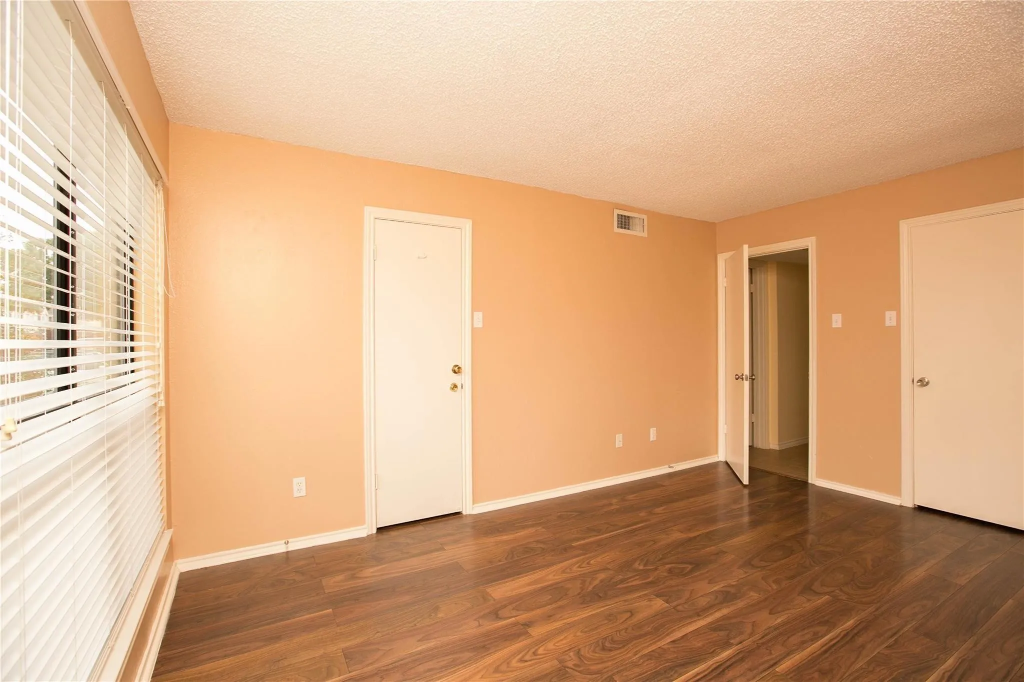 Condominium For Rent in Dallas County , 5840 Spring Valley Road 909, Dallas, Texas 75254, 1 Bedroom, 1 Bathroom, Garage spaces, 720 Sqft, built in 1981, mls#21353153, Real Estate Agent in Dallas, Homes For Rent in Dallas county, Homes For Rent in Dallas, Realtor in Dallas Texas, Real Estate Brokerage Independent Realty Texas, Luminita Cordes Realtor