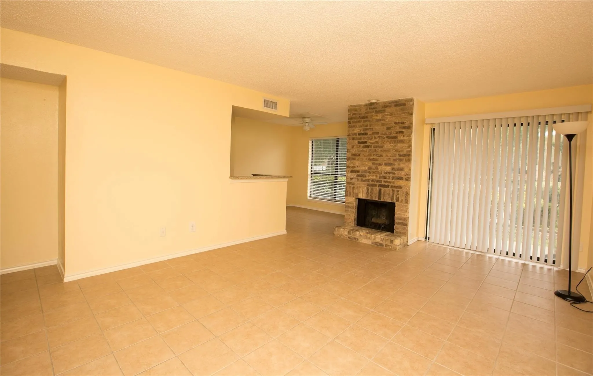 Condominium For Rent in Dallas County , 5840 Spring Valley Road 909, Dallas, Texas 75254, 1 Bedroom, 1 Bathroom, Garage spaces, 720 Sqft, built in 1981, mls#21353153, Real Estate Agent in Dallas, Homes For Rent in Dallas county, Homes For Rent in Dallas, Realtor in Dallas Texas, Real Estate Brokerage Independent Realty Texas, Luminita Cordes Realtor