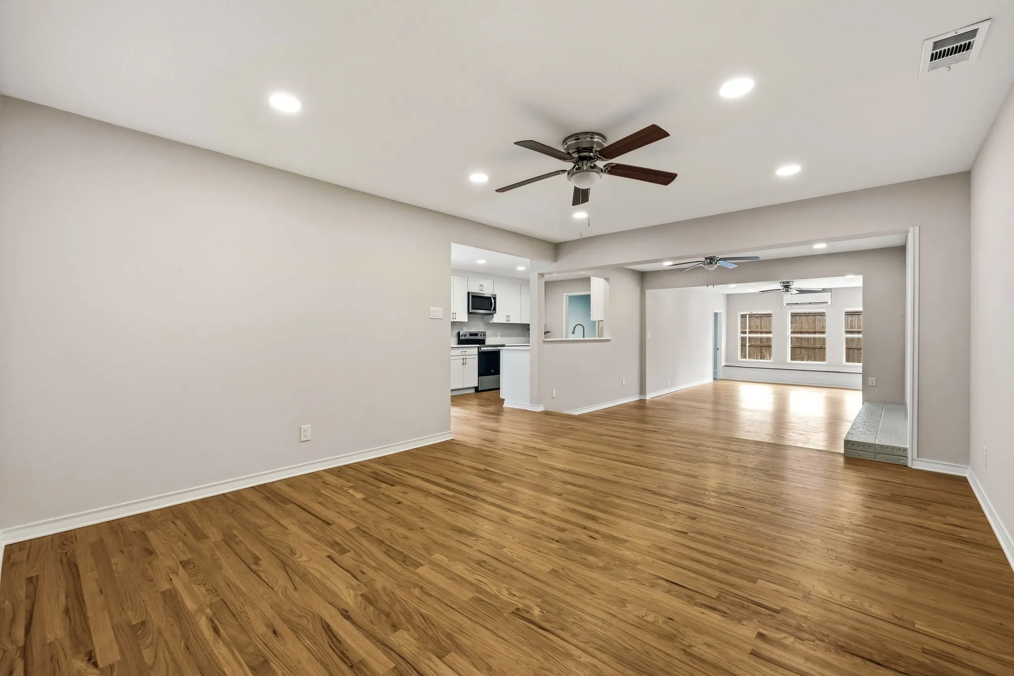 Single Family Residence For Sale in Dallas County , 10419 Royalwood Drive, Dallas, Texas 75238, 4 Bedroom, 3 Bathroom, Garage spaces, 2,892 Sqft, built in 1959, mls#21352531, Real Estate Agent in Dallas, Homes For Sale in Dallas county, Homes For Sale in Dallas, Realtor in Dallas Texas, Real Estate Brokerage Independent Realty Texas, Luminita Cordes Realtor