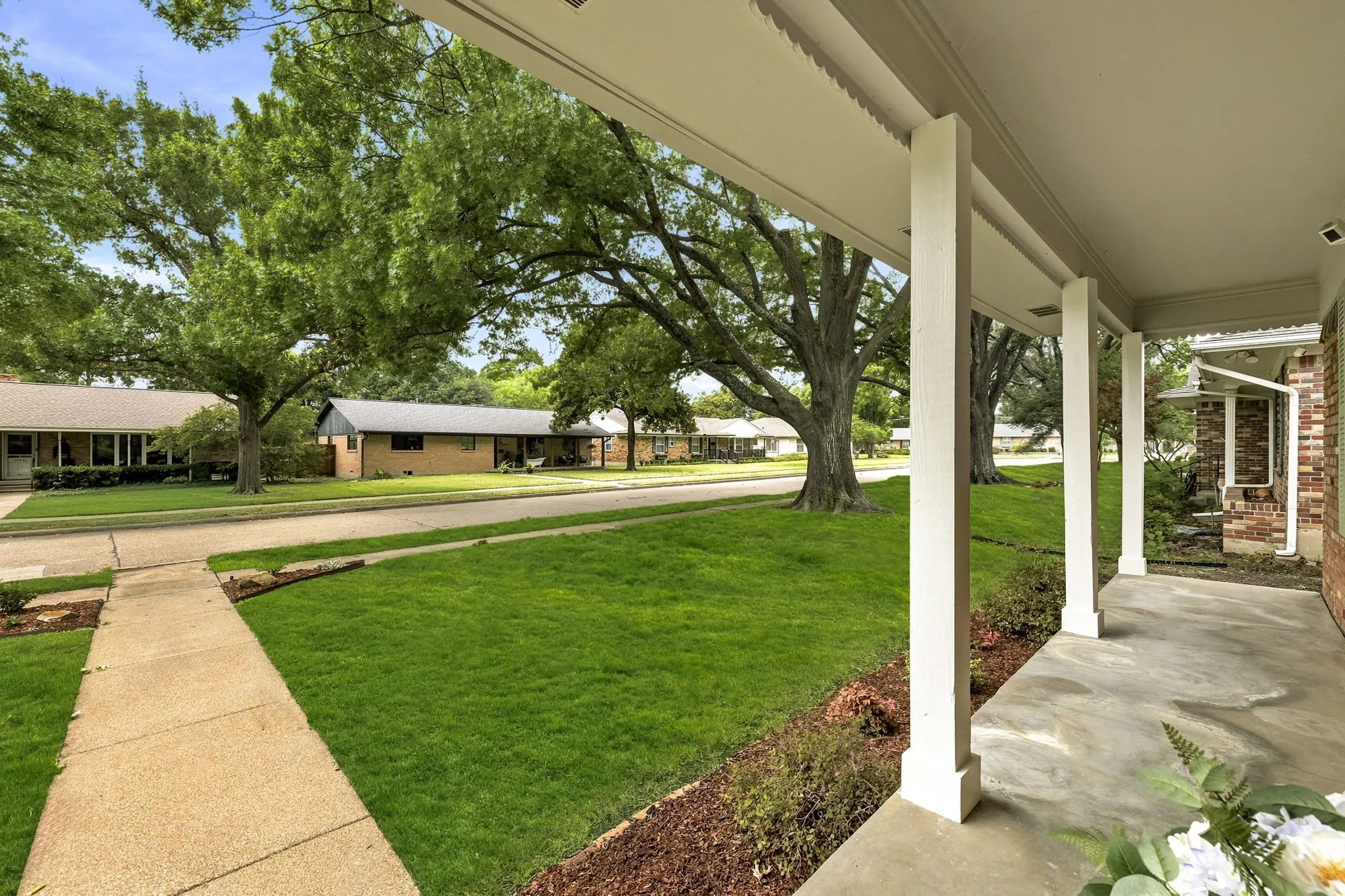 Single Family Residence For Sale in Dallas County , 10419 Royalwood Drive, Dallas, Texas 75238, 4 Bedroom, 3 Bathroom, Garage spaces, 2,892 Sqft, built in 1959, mls#21352531, Real Estate Agent in Dallas, Homes For Sale in Dallas county, Homes For Sale in Dallas, Realtor in Dallas Texas, Real Estate Brokerage Independent Realty Texas, Luminita Cordes Realtor