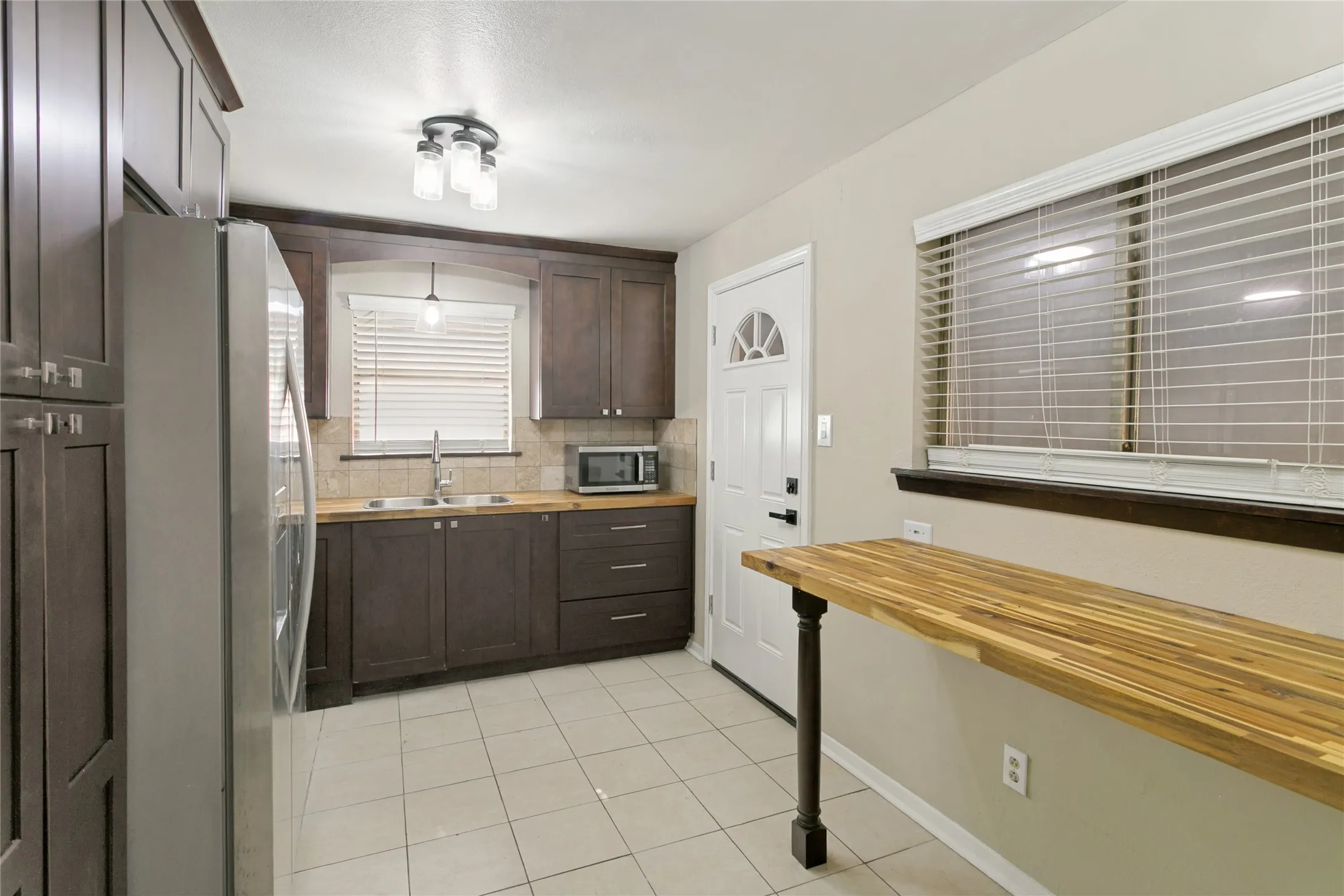 Single Family Residence For Sale in Tarrant County , 5416 Goodman Avenue, Fort Worth, Texas 76107, 3 Bedroom, 2 Bathroom, 1 Garage spaces, 1,580 Sqft, built in 1965, mls#21353175, Real Estate Agent in Fort Worth, Homes For Sale in Tarrant county, Homes For Sale in Fort Worth, Realtor in Fort Worth Texas, Real Estate Brokerage Independent Realty Texas, Luminita Cordes Realtor