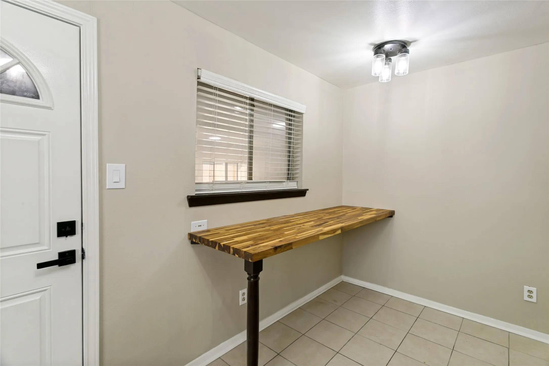 Single Family Residence For Sale in Tarrant County , 5416 Goodman Avenue, Fort Worth, Texas 76107, 3 Bedroom, 2 Bathroom, 1 Garage spaces, 1,580 Sqft, built in 1965, mls#21353175, Real Estate Agent in Fort Worth, Homes For Sale in Tarrant county, Homes For Sale in Fort Worth, Realtor in Fort Worth Texas, Real Estate Brokerage Independent Realty Texas, Luminita Cordes Realtor