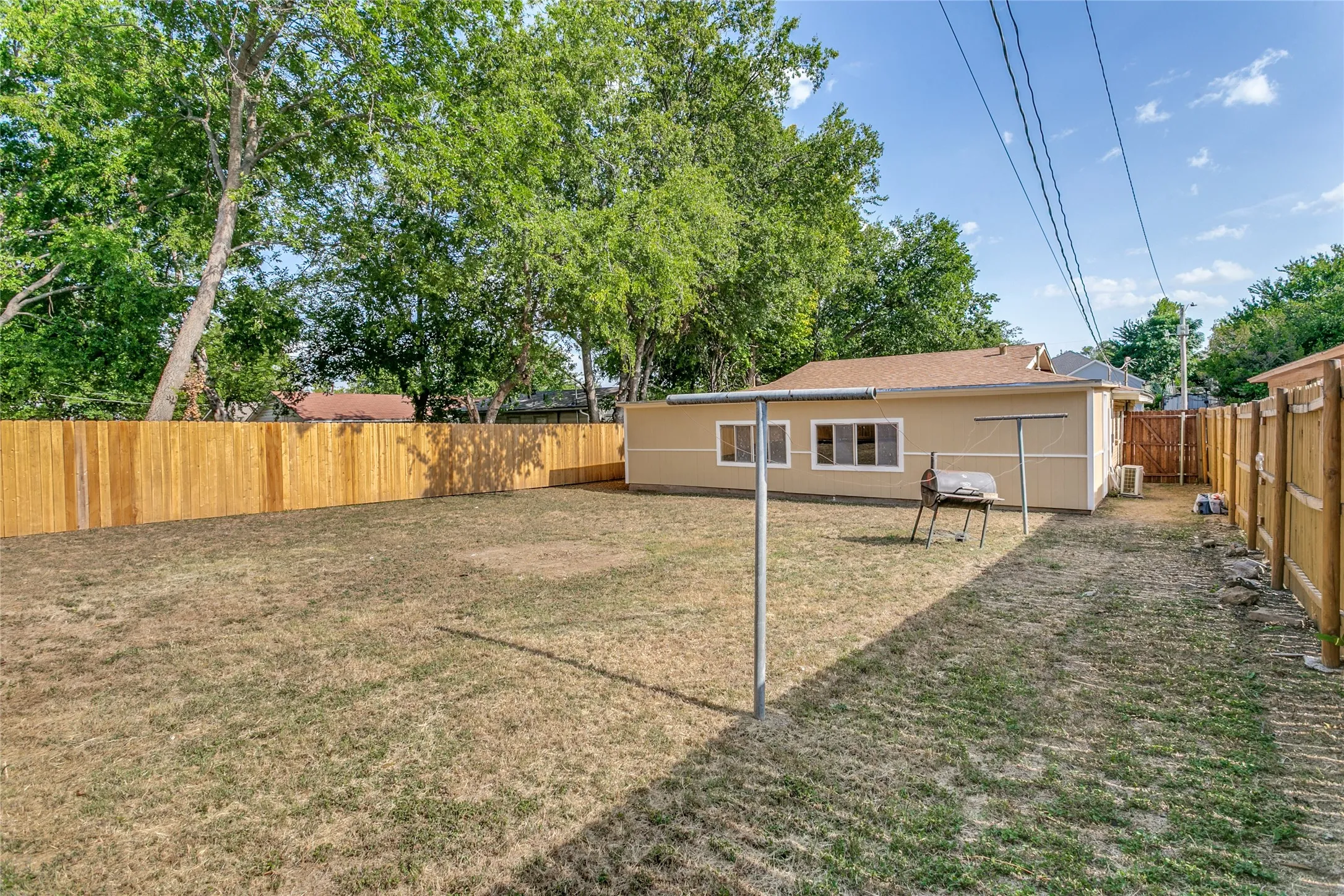 Single Family Residence For Sale in Tarrant County , 5416 Goodman Avenue, Fort Worth, Texas 76107, 3 Bedroom, 2 Bathroom, 1 Garage spaces, 1,580 Sqft, built in 1965, mls#21353175, Real Estate Agent in Fort Worth, Homes For Sale in Tarrant county, Homes For Sale in Fort Worth, Realtor in Fort Worth Texas, Real Estate Brokerage Independent Realty Texas, Luminita Cordes Realtor
