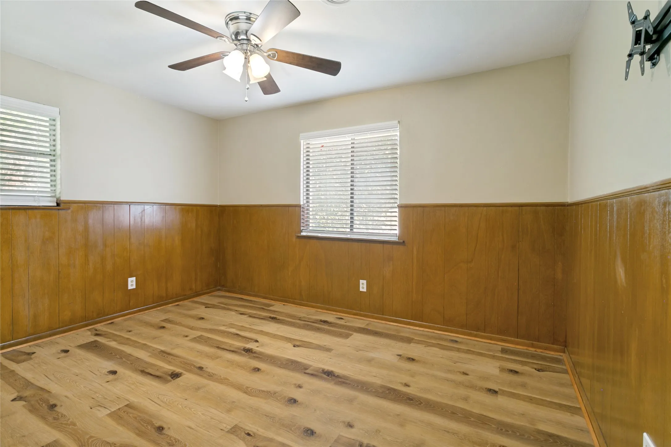 Single Family Residence For Sale in Tarrant County , 5416 Goodman Avenue, Fort Worth, Texas 76107, 3 Bedroom, 2 Bathroom, 1 Garage spaces, 1,580 Sqft, built in 1965, mls#21353175, Real Estate Agent in Fort Worth, Homes For Sale in Tarrant county, Homes For Sale in Fort Worth, Realtor in Fort Worth Texas, Real Estate Brokerage Independent Realty Texas, Luminita Cordes Realtor